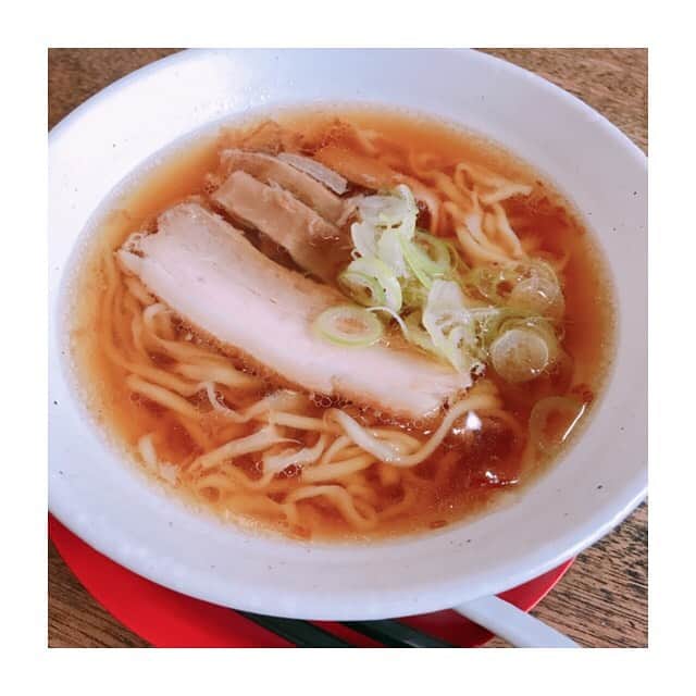 川口智美のインスタグラム：「スタッフさん達と、ロケ後に食べた #醤油ラーメン 🍜  #麺家ゐをり は店内が #スタジオジブリ の世界になっていて #ラーメン屋 さんっぽくないところが 特徴です🦉🍃 #ゐをり #佐野ラーメン 風 #麺好き #らーめん #ラーメン女子 #栃木グルメ #栃木ランチ #栃木 #とちテレ #とちぎテレビ #なるとちっ #noodle」