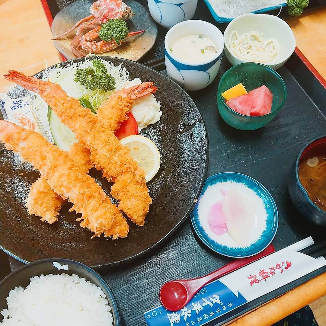 ピックさんのインスタグラム写真 - (ピックInstagram)「今日の、我が家のランチ👌 、 ほんとは、並ぶラーメン行きたかったけど❗ ラーメンに、50人待ち💦💦💦💦 無理だよ❗ 、 ってことで、たまーに行く、半田のダイ平さん 、 パパはお刺身定食 私はエビフライランチ 、 やっぱり美味しいよ❗ 、 狙い目は、11時30分までに入れば並ばないかな👍 、 #半田市 #愛知県 #ダイ平 #ランチ #lunch  #ランチ巡り  #お刺身 #エビ  #エビフライ  #夫婦 #お腹いっぱい  #お腹  満足 #仲良し夫婦」6月2日 16時19分 - pick09040904