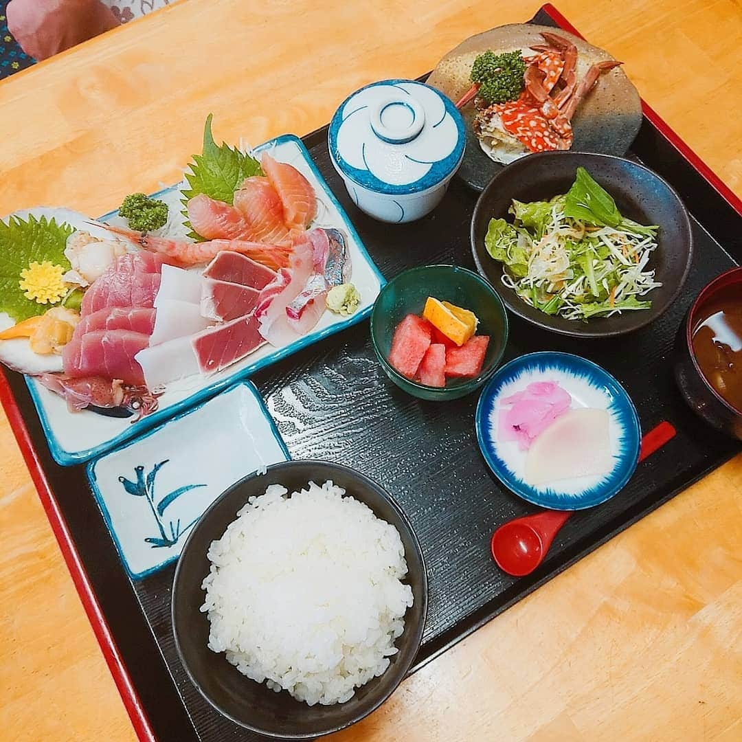 ピックさんのインスタグラム写真 - (ピックInstagram)「今日の、我が家のランチ👌 、 ほんとは、並ぶラーメン行きたかったけど❗ ラーメンに、50人待ち💦💦💦💦 無理だよ❗ 、 ってことで、たまーに行く、半田のダイ平さん 、 パパはお刺身定食 私はエビフライランチ 、 やっぱり美味しいよ❗ 、 狙い目は、11時30分までに入れば並ばないかな👍 、 #半田市 #愛知県 #ダイ平 #ランチ #lunch  #ランチ巡り  #お刺身 #エビ  #エビフライ  #夫婦 #お腹いっぱい  #お腹  満足 #仲良し夫婦」6月2日 16時19分 - pick09040904