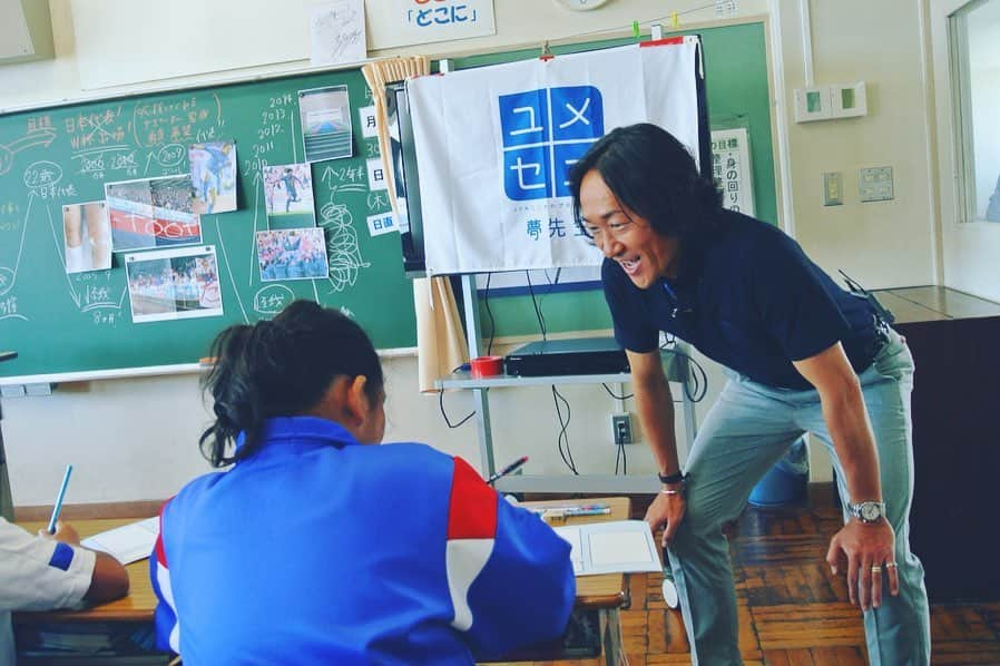 石川直宏さんのインスタグラム写真 - (石川直宏Instagram)「先日鹿嶋市立大同東小学校で行った「夢の教室」 皆純粋で真っ直ぐでキラキラしてました✨ 堂々と手を挙げて発言してくれた彼の夢は「プロサッカー選手」になること。 今回の出会いに涙を流して感動してくれました。そんな姿を見て俺もウルウル...。素敵な出会いに感謝しています🤝 関係者の皆さん、生徒の皆さん、ありがとうございました！！また成長した姿で会いましょう😉 . #夢の教室 #夢先生 #ユメセン #JFAこころのプロジェクト #JFA #日本サッカー協会 #夢 #目標 #ピンチはチャンス #出会いは必然」6月2日 16時20分 - sgss.18