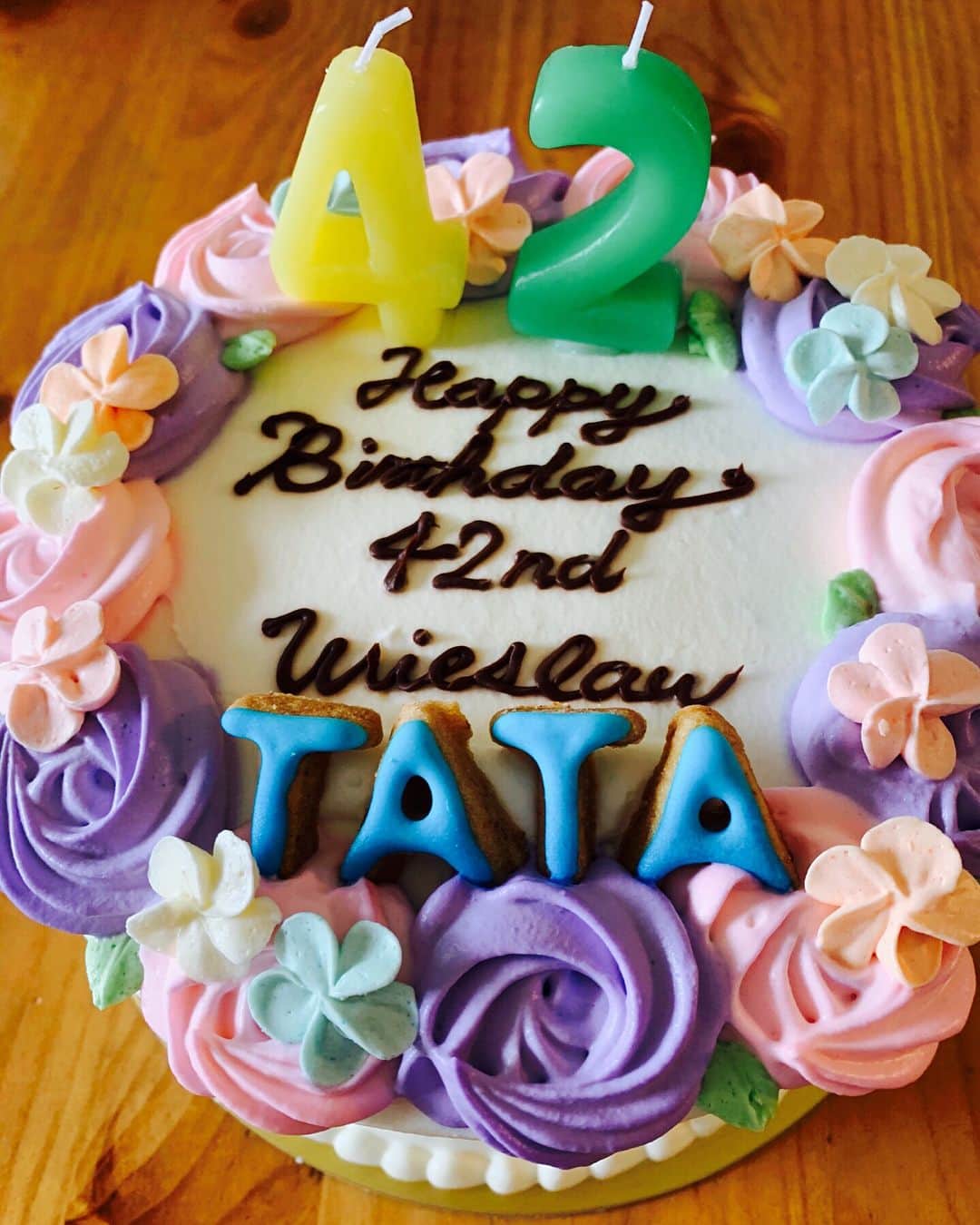 中村祥子のインスタグラム：「💐special day for my husband💖💝 Happy Birthday Wieslaw 🎉🎉🎉 and thank you for everything 😘 @dolcemaririsa スペシャルケーキ TATAは、ポーランド語でパパです👪✨ #お誕生日 #specialday #family #love #woderful #cake」