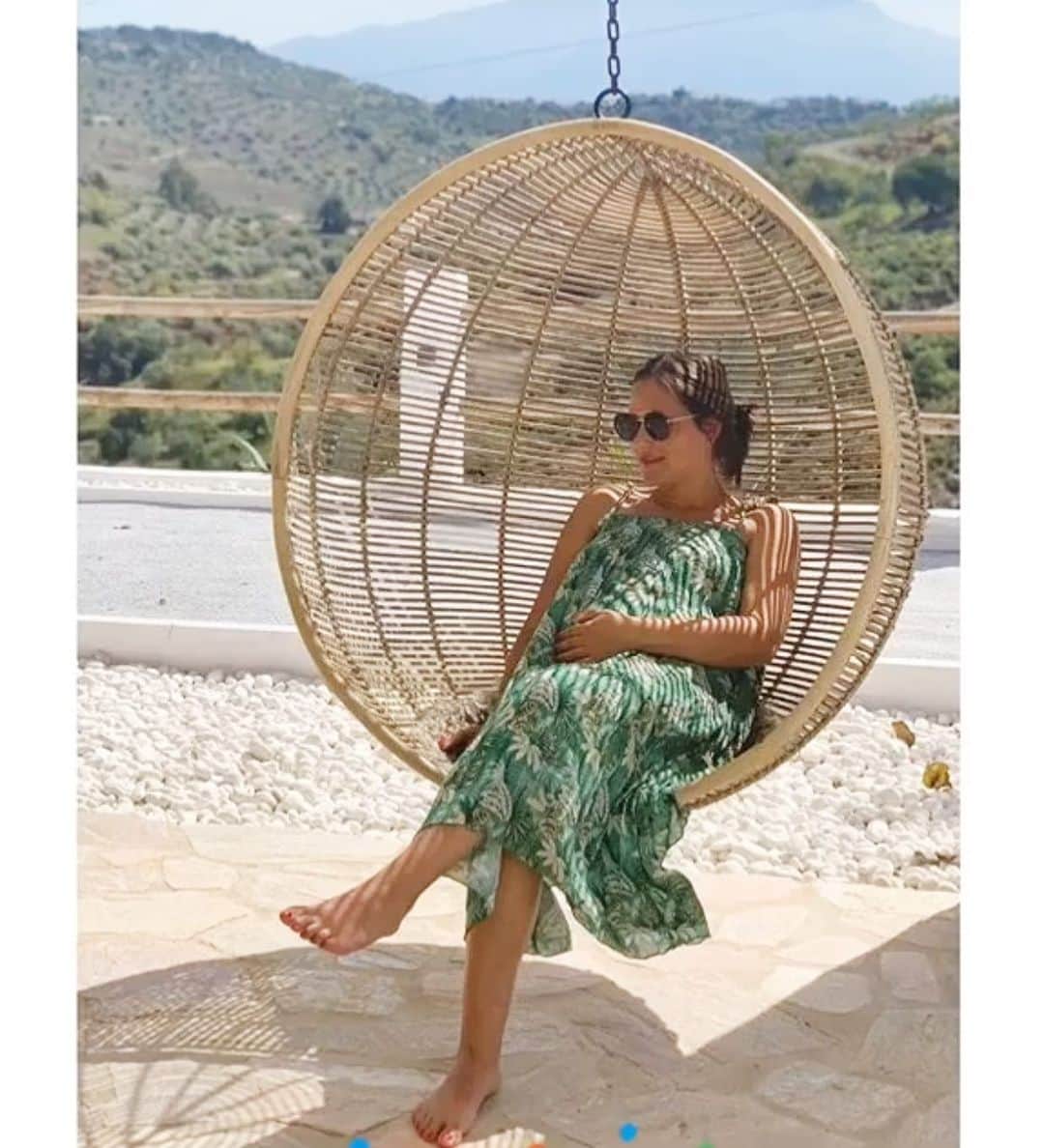 スターメラのインスタグラム：「Sunday morning vibes! @vrou.be wearing our stunning ⭐️GIA MIDI DRESS #starmelauk #starmeladress . . . . . . . . . . #sundayvibes #sundayfunday #starmela#mystarmela#chic#etnicchic #embroidery #bohostyle #fashion #instafashion#likeforlikes #summervibes #summerallyearlong #starmelass19」