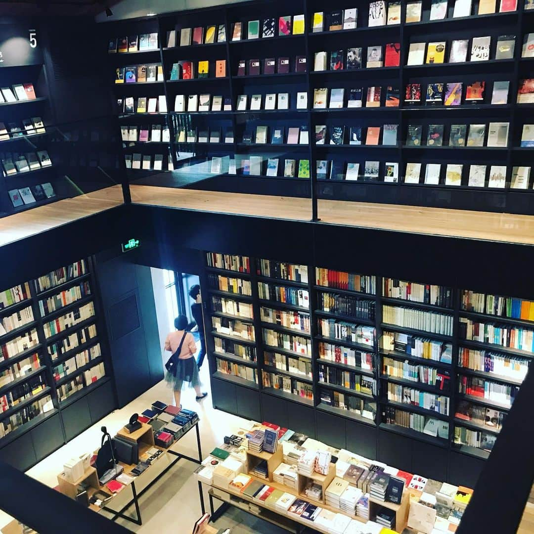 永田琴さんのインスタグラム写真 - (永田琴Instagram)「今日は本屋さんへ。。。鮮果茶がおいちぃー😋」6月2日 16時29分 - kotton88