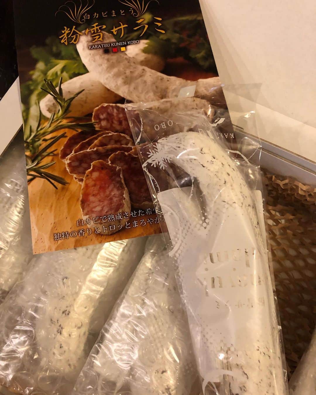 甘糟記子さんのインスタグラム写真 - (甘糟記子Instagram)「こないだ浅草で白カビサラミを食べてから、白カビサラミが食べたくてお取り寄せしまさた（笑）  白カビはカマンベールとかに使ってる菌と同じなのね！ だからあの風味(≧∀≦) たまらん（笑）  そして遠足の帰りに、コナン君の缶ジュースを自販機でみつけ思わず買ってしまった（笑） しかも何種類もあるみたいで、３回やっちゃったよ( ^ω^ ) 犯人バージョン、京極さんバージョン、コナン君バージョンでした(๑˃̵ᴗ˂̵) 3枚目は本屋で学研の図鑑で超人なるもの見つけた〜！！ 完全にキン肉マンの図鑑（笑） 懐かしすぎる〜！ 父の日のプレゼント、パパにはコレかな？（笑）  #白カビサラミ#コナン君#ホワイトソーダ#学研図鑑超人#超人図鑑#キン肉マン#父の日のプレゼント」6月2日 16時34分 - norihey924