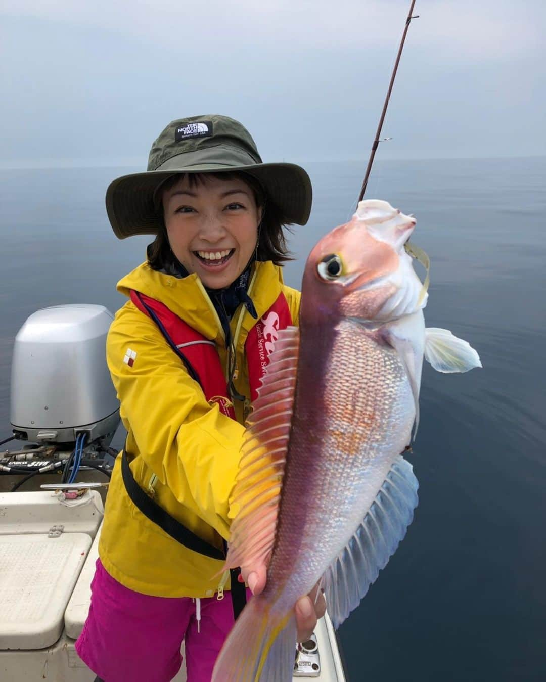 小雪さんのインスタグラム写真 - (小雪Instagram)「釣ったー！！！ プライベート釣り最高に面白かった🎣 真鯛は最後の最後で釣れました！ ラッキー！ロケだったら最高のエンディング😆 #釣りビジョン #すごかby九州 で いつもお世話になっていた #ジャイアン平田先生 プライベートなのにロケみたいで、 失敗したり、おっちょこちょいなことが起きると、これはYディレクターにつかわれてたよね🤣 など懐かしい話で盛り上がりました！ マハタ大きかった！ 3枚目は甘鯛！高級魚😍初めて釣った！ 最高でした😊😊 最後の一枚は魚群探知機のめちゃくちゃ可愛い魚たち🤣💓 しあわせだーー！！！ #海あそび #釣り #美味しいお魚ありがとう！ 昨日に引き続きの海あそびで 最高にクッタクタです😍」6月2日 16時46分 - koyuki2