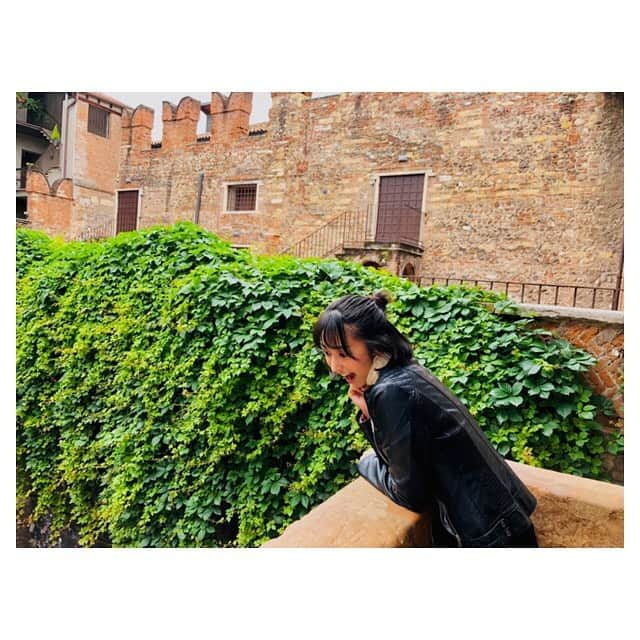 早乙女わかばさんのインスタグラム写真 - (早乙女わかばInstagram)「.﻿ わかばtrip✈️✨﻿ イタリア🇮🇹PART.1﻿ ﻿ ここはヴェローナ﻿ 愛しいヴェローナ﻿ ﻿ やってきました😆❤️﻿ ﻿ ロミオとジュリエット巡り‼️﻿ ﻿ 🔸ジュリエットの家﻿ ジュリエット像の右胸を触ると恋愛成就するらしい😳素敵なロミオに出会えますようにとお願いしました❤️﻿ そして‼️﻿ ここに来たらなりきるしかない！﻿ ①ロミオを想うわかばエット😂﻿ ②ロミオを見つけたわかばエット😂﻿ ③夜空を見て歌うわかばエット😂﻿ 🔸ジュリエットの寝室﻿ ちえさんロミオとねねさんジュリエットが私には見えます😳﻿ 🔸ジュリエットの墓﻿ 霊廟の場面を思い出しました。﻿ 中はヒンヤリしていてとても悲恋の結末を感じました。﻿ 🔸ロミオの家﻿ 今はレストランになってます🍽﻿ 🔸諍いのポーズ﻿ ただ大きな過ちは赤色を着てきてしまったこと🤦🏻‍♀️﻿ 私は初演再演どちらもモンタギュー💙﻿ 🔸歌っちゃったよわかばエット﻿ 夜空も見えないし、ロミオにも出会ってないけれど気持ちはジュリエット🤣﻿ ﻿ いいんです。﻿ 歌が下手でも。﻿ だってここにきたらなりきるしかないです🤣﻿ ﻿ 自己満足の投稿です🤣﻿ お聞き苦しいですがお許し下さい🙇🏻‍♀️💦﻿ ﻿ #わかばtrip﻿ #イタリア🇮🇹﻿ #ヴェローナ﻿ #ロミオとジュリエット﻿ #ジュリエットの家﻿ #ロミオの家﻿ #ジュリエットのお墓﻿ #モンタギュー家﻿ #なりきりジュリエット﻿ #だが﻿ #ロミオはいなかった」6月2日 16時51分 - s_wakaba.94