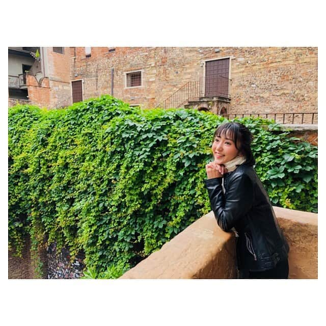 早乙女わかばさんのインスタグラム写真 - (早乙女わかばInstagram)「.﻿ わかばtrip✈️✨﻿ イタリア🇮🇹PART.1﻿ ﻿ ここはヴェローナ﻿ 愛しいヴェローナ﻿ ﻿ やってきました😆❤️﻿ ﻿ ロミオとジュリエット巡り‼️﻿ ﻿ 🔸ジュリエットの家﻿ ジュリエット像の右胸を触ると恋愛成就するらしい😳素敵なロミオに出会えますようにとお願いしました❤️﻿ そして‼️﻿ ここに来たらなりきるしかない！﻿ ①ロミオを想うわかばエット😂﻿ ②ロミオを見つけたわかばエット😂﻿ ③夜空を見て歌うわかばエット😂﻿ 🔸ジュリエットの寝室﻿ ちえさんロミオとねねさんジュリエットが私には見えます😳﻿ 🔸ジュリエットの墓﻿ 霊廟の場面を思い出しました。﻿ 中はヒンヤリしていてとても悲恋の結末を感じました。﻿ 🔸ロミオの家﻿ 今はレストランになってます🍽﻿ 🔸諍いのポーズ﻿ ただ大きな過ちは赤色を着てきてしまったこと🤦🏻‍♀️﻿ 私は初演再演どちらもモンタギュー💙﻿ 🔸歌っちゃったよわかばエット﻿ 夜空も見えないし、ロミオにも出会ってないけれど気持ちはジュリエット🤣﻿ ﻿ いいんです。﻿ 歌が下手でも。﻿ だってここにきたらなりきるしかないです🤣﻿ ﻿ 自己満足の投稿です🤣﻿ お聞き苦しいですがお許し下さい🙇🏻‍♀️💦﻿ ﻿ #わかばtrip﻿ #イタリア🇮🇹﻿ #ヴェローナ﻿ #ロミオとジュリエット﻿ #ジュリエットの家﻿ #ロミオの家﻿ #ジュリエットのお墓﻿ #モンタギュー家﻿ #なりきりジュリエット﻿ #だが﻿ #ロミオはいなかった」6月2日 16時51分 - s_wakaba.94