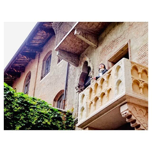 早乙女わかばさんのインスタグラム写真 - (早乙女わかばInstagram)「.﻿ わかばtrip✈️✨﻿ イタリア🇮🇹PART.1﻿ ﻿ ここはヴェローナ﻿ 愛しいヴェローナ﻿ ﻿ やってきました😆❤️﻿ ﻿ ロミオとジュリエット巡り‼️﻿ ﻿ 🔸ジュリエットの家﻿ ジュリエット像の右胸を触ると恋愛成就するらしい😳素敵なロミオに出会えますようにとお願いしました❤️﻿ そして‼️﻿ ここに来たらなりきるしかない！﻿ ①ロミオを想うわかばエット😂﻿ ②ロミオを見つけたわかばエット😂﻿ ③夜空を見て歌うわかばエット😂﻿ 🔸ジュリエットの寝室﻿ ちえさんロミオとねねさんジュリエットが私には見えます😳﻿ 🔸ジュリエットの墓﻿ 霊廟の場面を思い出しました。﻿ 中はヒンヤリしていてとても悲恋の結末を感じました。﻿ 🔸ロミオの家﻿ 今はレストランになってます🍽﻿ 🔸諍いのポーズ﻿ ただ大きな過ちは赤色を着てきてしまったこと🤦🏻‍♀️﻿ 私は初演再演どちらもモンタギュー💙﻿ 🔸歌っちゃったよわかばエット﻿ 夜空も見えないし、ロミオにも出会ってないけれど気持ちはジュリエット🤣﻿ ﻿ いいんです。﻿ 歌が下手でも。﻿ だってここにきたらなりきるしかないです🤣﻿ ﻿ 自己満足の投稿です🤣﻿ お聞き苦しいですがお許し下さい🙇🏻‍♀️💦﻿ ﻿ #わかばtrip﻿ #イタリア🇮🇹﻿ #ヴェローナ﻿ #ロミオとジュリエット﻿ #ジュリエットの家﻿ #ロミオの家﻿ #ジュリエットのお墓﻿ #モンタギュー家﻿ #なりきりジュリエット﻿ #だが﻿ #ロミオはいなかった」6月2日 16時51分 - s_wakaba.94