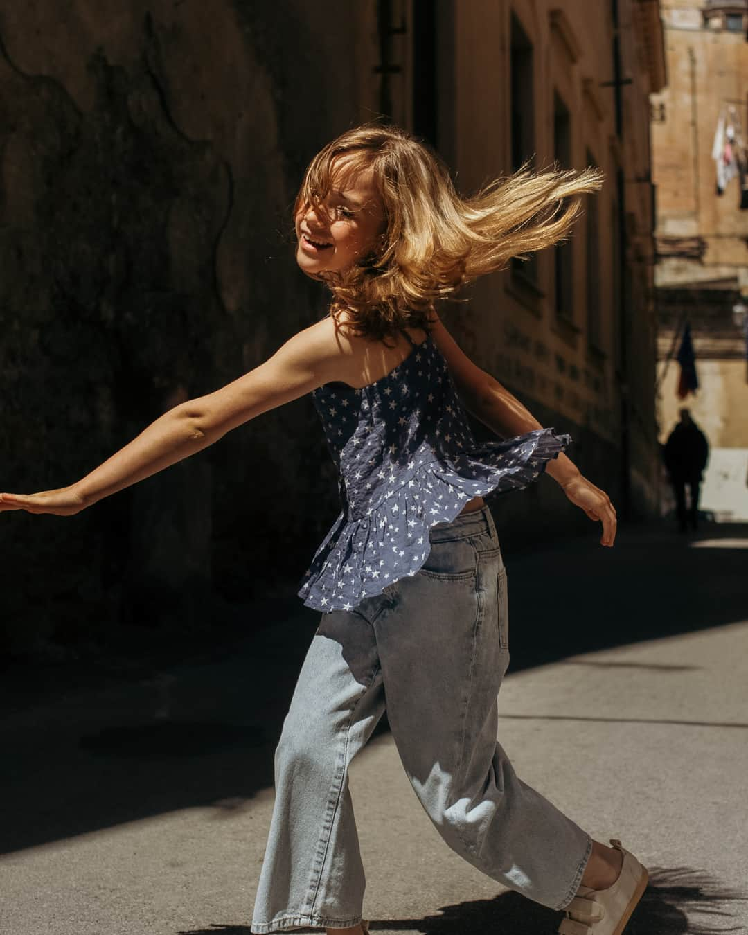 MANGOさんのインスタグラム写真 - (MANGOInstagram)「Un Buon Viaggio | This is Palermo, Sicilia @conbotasdeagua photographs her daughters wandering around the Italian scenery, enjoy their family album! #Mango #MangoKids @mangokids」6月2日 17時00分 - mango