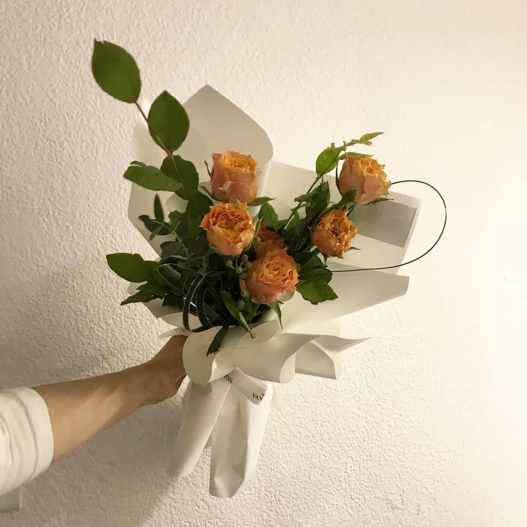 플로리스트 이주연 florist Lee Ju Yeonさんのインスタグラム写真 - (플로리스트 이주연 florist Lee Ju YeonInstagram)「. . #바네스꽃다발 #꽃다발주문 . . 상큼하게 오렌지 🧡 . #수업문의 #주문예약 #lesson #Order  Katalk ID vaness52 클래스상시모집 당일꽃주문가능 WeChat ID vaness_flower E-mail vanessflower@naver.com . 강남구 역삼동608-16 📞02-545-6813 . #vanessflower #florist #flowershop #handtied #flowerlesson #花束 #花束包装 #바네스플라워 #플라워카페 #플로리스트 #꽃다발 #부케 #플로리스트학원 #역삼동꽃집 #역삼역꽃집 #언주역꽃집 #꽃꽂이수업 #플라워레슨 #꽃다발포장법 #꽃수업 #꽃주문 #하우스웨딩 #대관 .」6月2日 17時00分 - vanessflower
