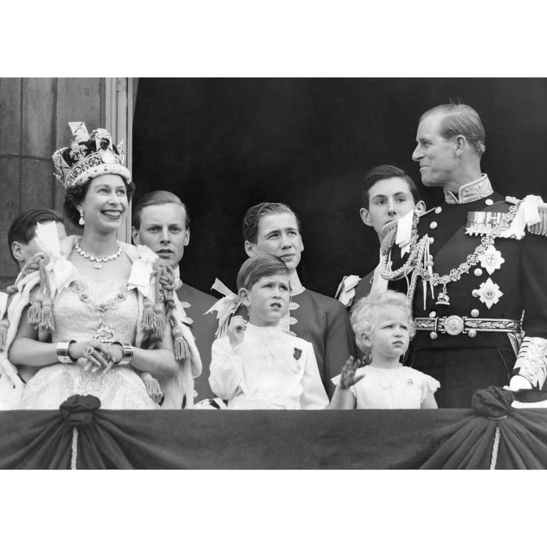 ロイヤル・ファミリーさんのインスタグラム写真 - (ロイヤル・ファミリーInstagram)「The Coronation of The Queen took place #OTD at Westminster Abbey in 1953.  #DYK that Her Majesty is the 6th Queen to be crowned at @westminsterabbeylondon in her own right?  Follow the link in our bio for 49 more facts about The Queen’s Coronation.」6月2日 17時07分 - theroyalfamily