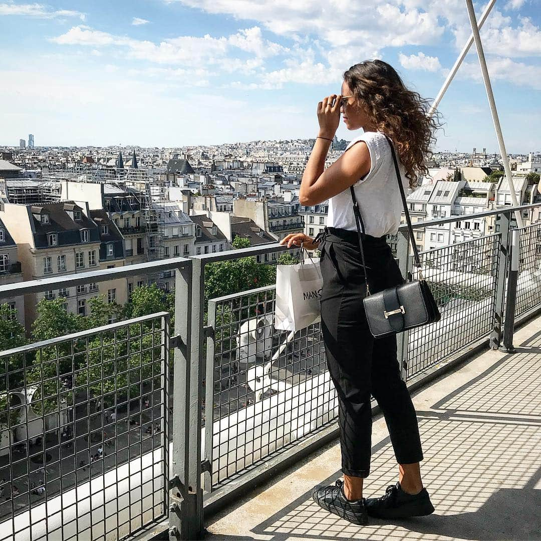 ファニー・ペルティエのインスタグラム：「Day off☀️ in Paris. Prête à affronter cette semaine 👊🏽 📸 @nawalmenikerrr  #view #sunnyday #paris #centrepompidou #dayoff」