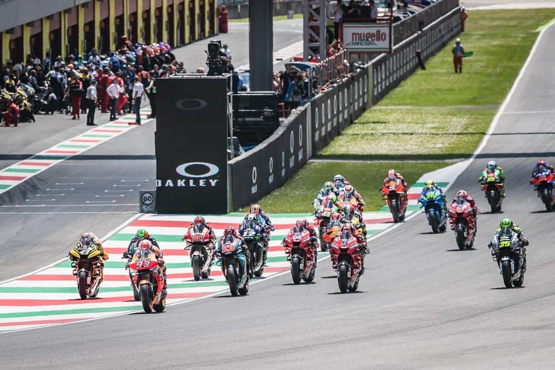 レプソル・ホンダさんのインスタグラム写真 - (レプソル・ホンダInstagram)「🚦When the lights go out 🚦 ⠀⠀⠀⠀⠀⠀⠀⠀⠀ #ItalianGP #25RepsolHonda #Repsol #MotoGP #Honda #Racing #RepsolHonda #HRC #RC213V #MM93 #MarcMarquez #MM93🐜 #JL99 #JorgeLorenzo #JL99😈 #ThePowerOfDreams #Motorcycle #Italy #Qualifying #PolePosition #Pole #Battle #RaceOfTheYear #Mugello」6月3日 3時58分 - hrc_motogp