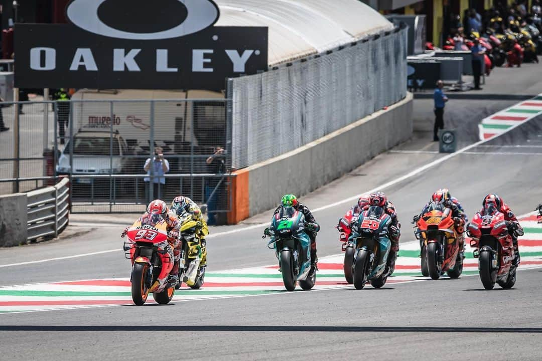 レプソル・ホンダさんのインスタグラム写真 - (レプソル・ホンダInstagram)「🚦When the lights go out 🚦 ⠀⠀⠀⠀⠀⠀⠀⠀⠀ #ItalianGP #25RepsolHonda #Repsol #MotoGP #Honda #Racing #RepsolHonda #HRC #RC213V #MM93 #MarcMarquez #MM93🐜 #JL99 #JorgeLorenzo #JL99😈 #ThePowerOfDreams #Motorcycle #Italy #Qualifying #PolePosition #Pole #Battle #RaceOfTheYear #Mugello」6月3日 3時58分 - hrc_motogp