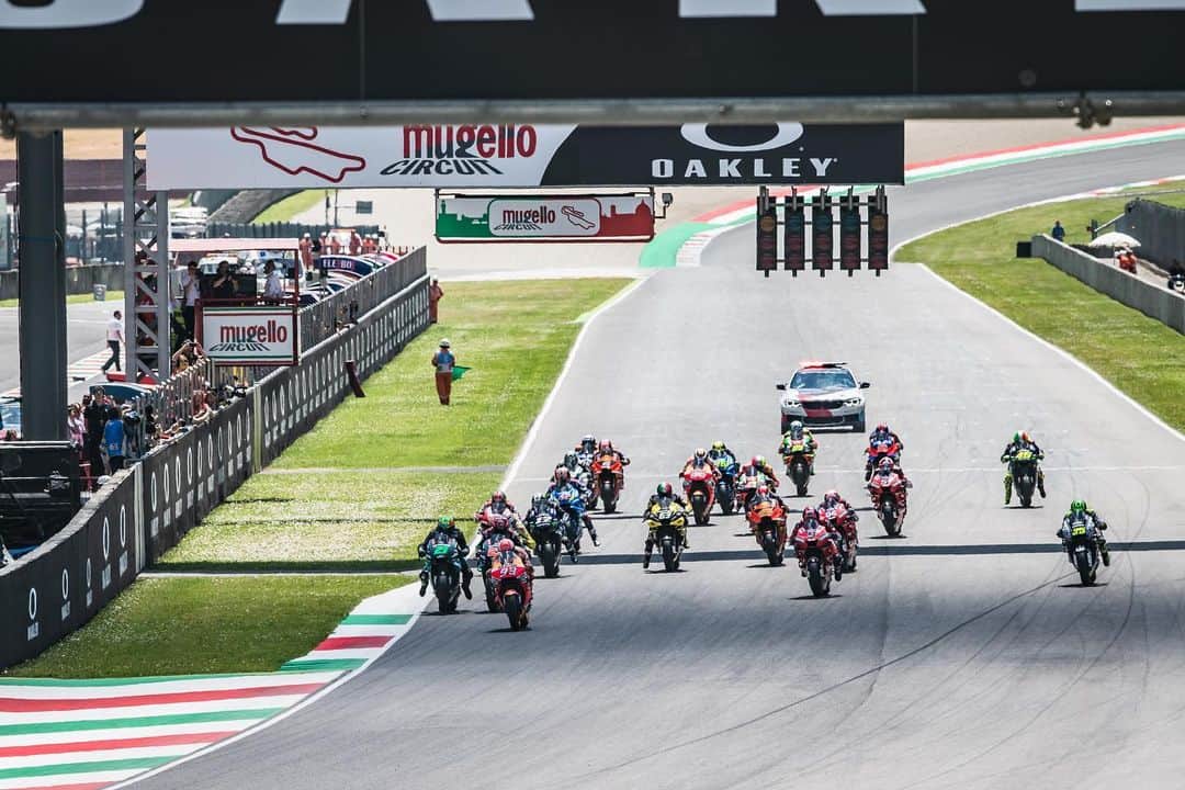 レプソル・ホンダのインスタグラム：「🚦When the lights go out 🚦 ⠀⠀⠀⠀⠀⠀⠀⠀⠀ #ItalianGP #25RepsolHonda #Repsol #MotoGP #Honda #Racing #RepsolHonda #HRC #RC213V #MM93 #MarcMarquez #MM93🐜 #JL99 #JorgeLorenzo #JL99😈 #ThePowerOfDreams #Motorcycle #Italy #Qualifying #PolePosition #Pole #Battle #RaceOfTheYear #Mugello」