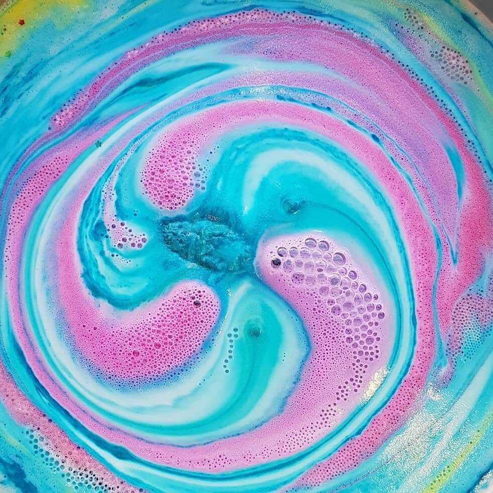 LUSH Cosmeticsさんのインスタグラム写真 - (LUSH CosmeticsInstagram)「Sometimes the perfect bath involves a little Rocket Science. This fizzer send you to another dimension with a beautiful blend of bergamot and lemon. / 📷: @lushchichester」6月3日 4時00分 - lushcosmetics