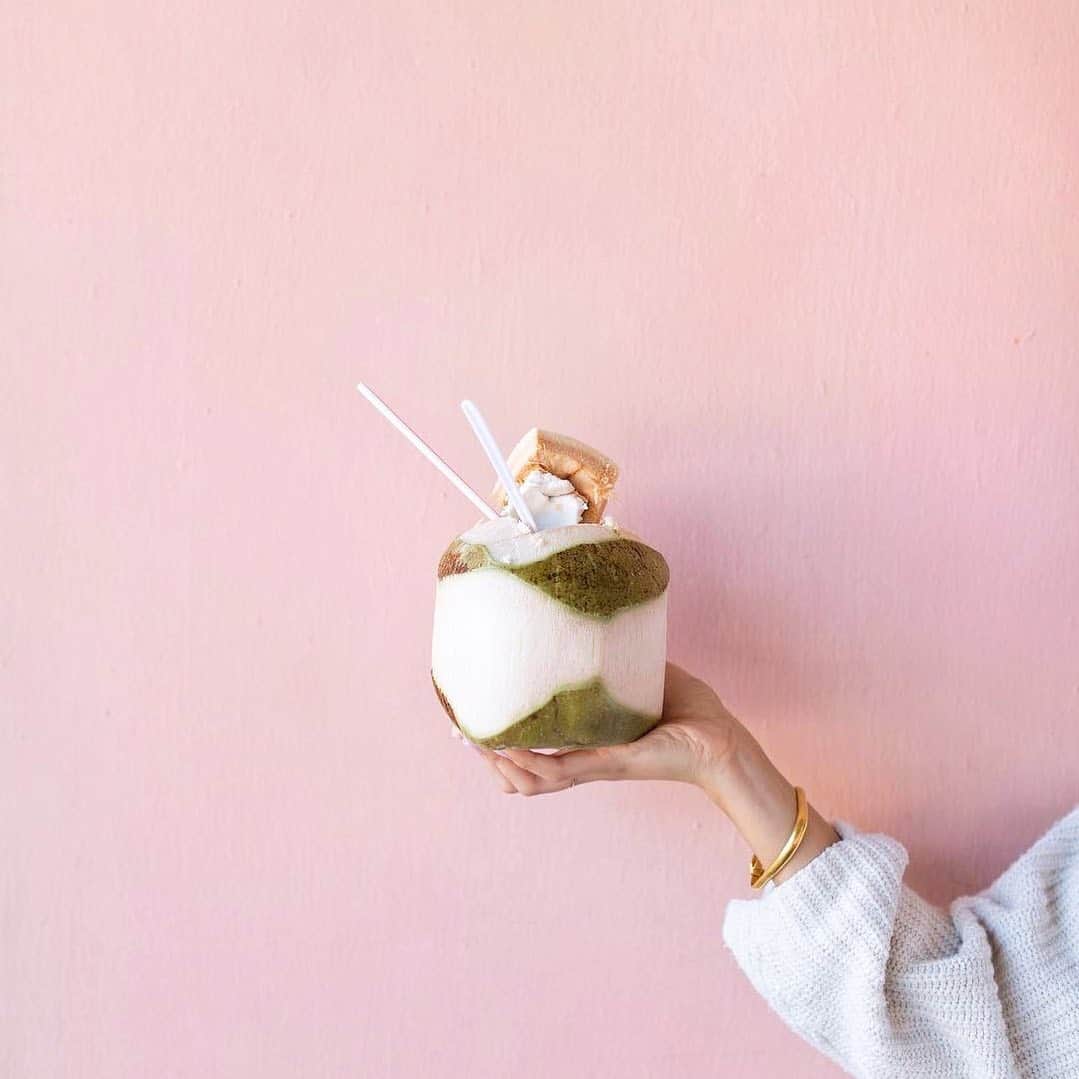 PAUL HEWITTさんのインスタグラム写真 - (PAUL HEWITTInstagram)「Who knew you could hold a piece of paradise in your hands? 🥥💫⚓️ (photo @samishome) #getAnchored #paulhewitt  __ #paradise #coconut #cocos #summervibes #summer #summergoals #sun #sand #beach #delicious #womensinspiration #minimalist」6月3日 4時01分 - paul_hewitt