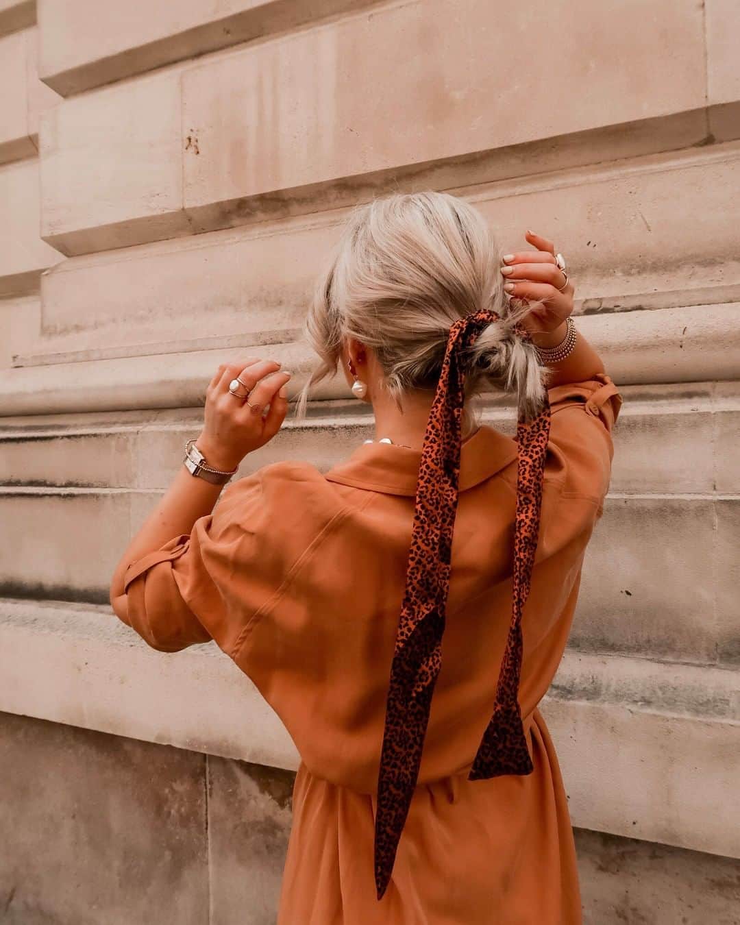 アクセサライズのインスタグラム：「Whether worn around your favourite bag or thrown up into your hair for tousled vibes, this leopard print scarf is our go-to for adding a touch of instant chic! 📷 @lauraslittlelocket 🔍 7860832300  Tap the link in the bio to shop now.  #Accessorize #Accessorizer」