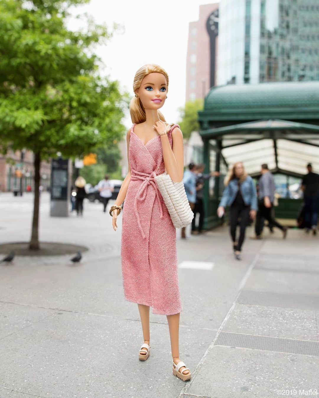 バービーさんのインスタグラム写真 - (バービーInstagram)「I’ve arrived in NYC and heading to my final fitting for my @CFDA Awards look. So many major fashion moments happening tomorrow night, stay tuned! 🚕 #CFDAAwards #barbie #barbiestyle」6月3日 4時03分 - barbiestyle