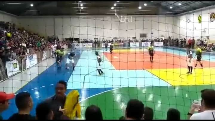 アレッサンドロ・ローザ・ヴィエイラのインスタグラム：「Vídeo - 3 canetas 🖊 🖊🖊 e gol de cavada 😱😱 essa semana em #SantaRitadoSapucai ! 👑 #OREI 👑  Texto aos “CHATOS”! Ainnnnn mas com esses caras,até eu... Faz e me manda amigão!  Ainnnnnn Mas é combinado... - Não amigão, não é combinado! É apenas o tipo de evento que venho fazendo pra me divertir e divertir o público , nota se pela alegria e satisfação das pessoas,inclusive as que estão jogando! ESSE É O ESPÍRITO!  Ainnnnn Mas parece que deixam...- Não amigão,apenas não são profissionais,são peladeiros que às vezes nem jogam tão bem,essa é a graça do negócio ,se fosse pra jogar com profissionais eu estaria jogando ainda! Por isso as datas até dezembro estão quase esgotadas 🤷🏻‍♂️ Por isso nego todos os convites pra torneios ,pois fiz isso minha vida inteira,e agora quero apenas me divertir e divertir o público,joguem bem ou não!  Aos que apenas apreciam e se divertem,OBRIGADO!Logo logo estarei na cidade de vocês!  Para a meia dúzia de “chatos” “profissionais” “treinadores de Instagram” que acham que o marcador deveria ter feito assim,o goleiro assado etc , UM ABRAÇO!  MARQUEM OS AMIGOS PARA SE DIVERTIREM!  Vídeo @elitecomunicacao @yurigomes  Evento - @leandrofranco_le」