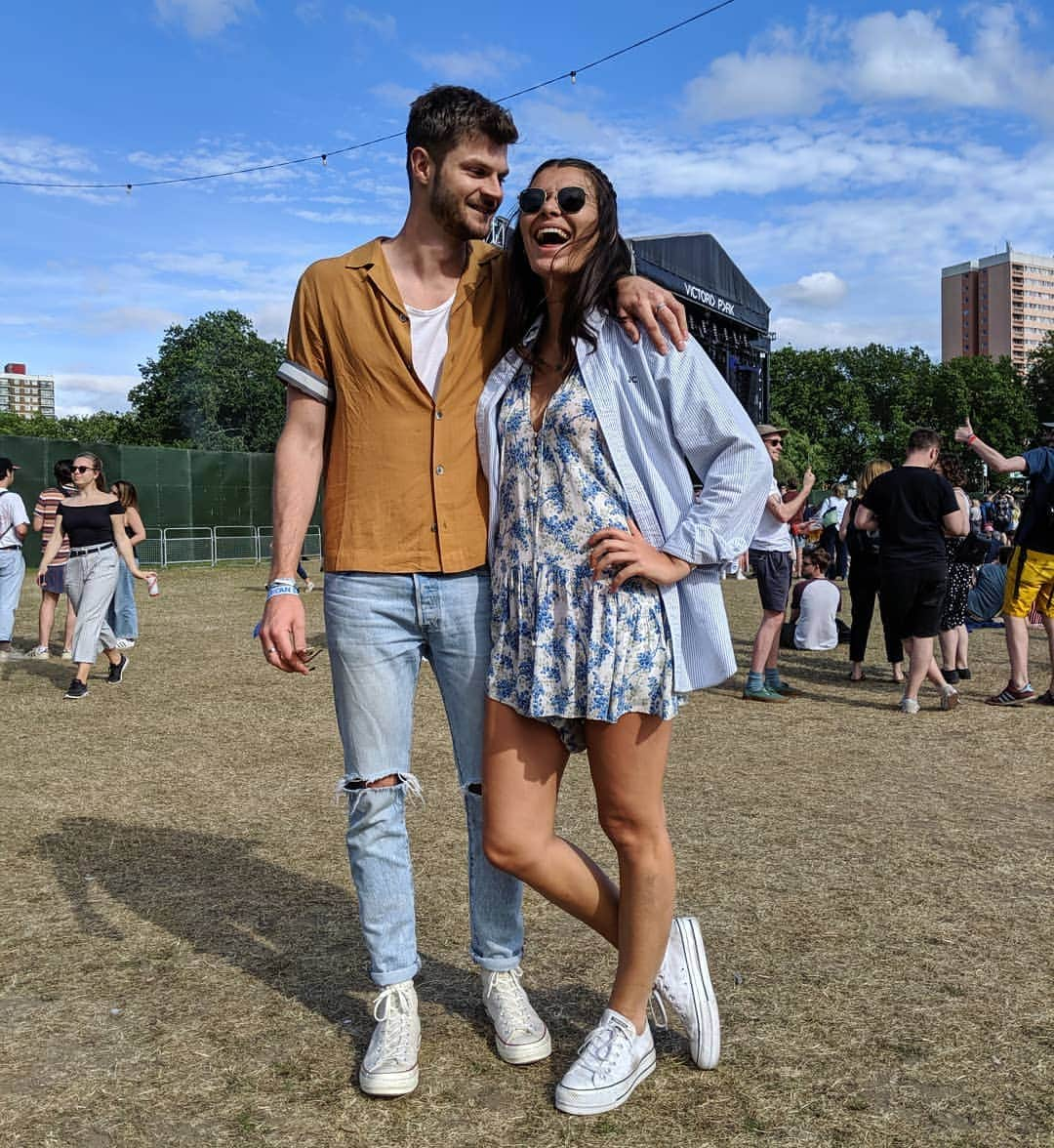 ジム・チャップマンさんのインスタグラム写真 - (ジム・チャップマンInstagram)「Today's mission is to get @sarah.tarleton to enjoy Bon Iver at @allpointseastuk. I think she's just too happy for it!  Thank you @rayban for inviting us and for the #gifted sunglasses.」6月3日 2時43分 - jimchapman