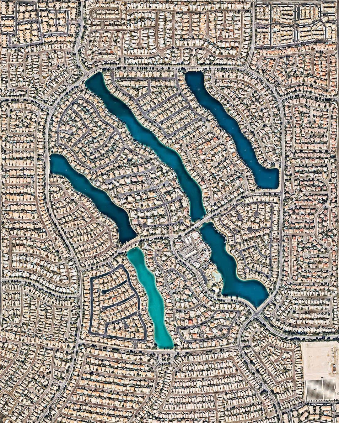 Daily Overviewさんのインスタグラム写真 - (Daily OverviewInstagram)「Desert Shores is a 682-acre master planned community in northwest Las Vegas, Nevada. Constructed in 1988, it has more than 3,300 housing units ranging from condominiums to large, custom-built homes. At the center of Desert Shores are four man-made lakes, the largest of which — Lake Jacqueline — is flanked by the other three. /// Created by @dailyoverview, source imagery: @nearmap」6月3日 2時46分 - dailyoverview