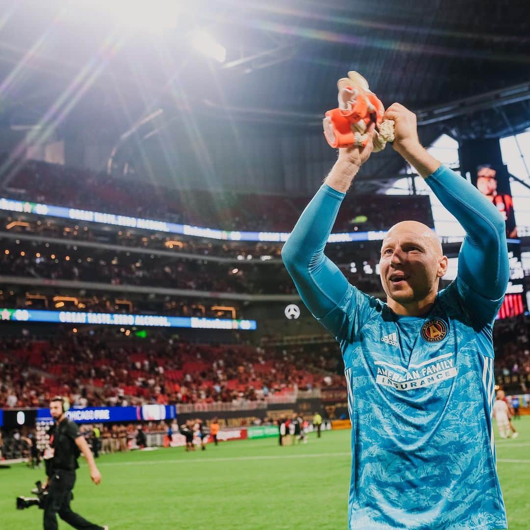 ブラッド・グザンのインスタグラム：「What a way to finish that run of 8 games in 28 days! Thank you to all our @atlutd fans! We have to keep going! 🔴⚫️🔴」