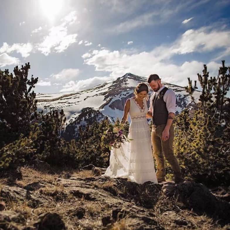 のインスタグラム：「This is magnificent🦋💕🥂#madeincalifornia🇺🇸 #custompagedress @oneoakbride #visitkiteandbutterfly #theboheimanbride #destinationwedding」