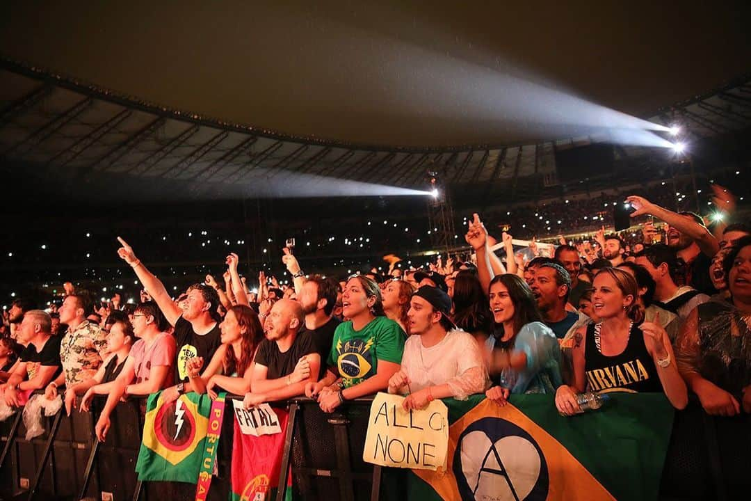 パール・ジャムさんのインスタグラム写真 - (パール・ジャムInstagram)「Lindo. (Belo Horizonte, 2015) 🇧🇷 📸: Karen Loria」6月3日 2時56分 - pearljam