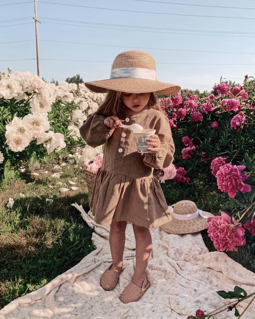 Amber Fillerup Clarkさんのインスタグラム写真 - (Amber Fillerup ClarkInstagram)「1/6 We went peony picking at Pure Peonies Farm near Bellingham this weekend! We went last year and decided to make it an annual tradition of ours since we loved it so much. We woke the kids up super early to get there first thing in the morning and we had a little picnic at the farm 🌸」6月3日 2時51分 - amberfillerup