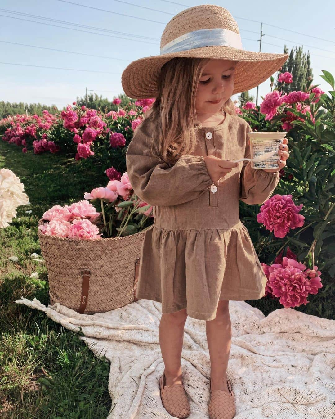 Amber Fillerup Clarkさんのインスタグラム写真 - (Amber Fillerup ClarkInstagram)「1/6 We went peony picking at Pure Peonies Farm near Bellingham this weekend! We went last year and decided to make it an annual tradition of ours since we loved it so much. We woke the kids up super early to get there first thing in the morning and we had a little picnic at the farm 🌸」6月3日 2時51分 - amberfillerup