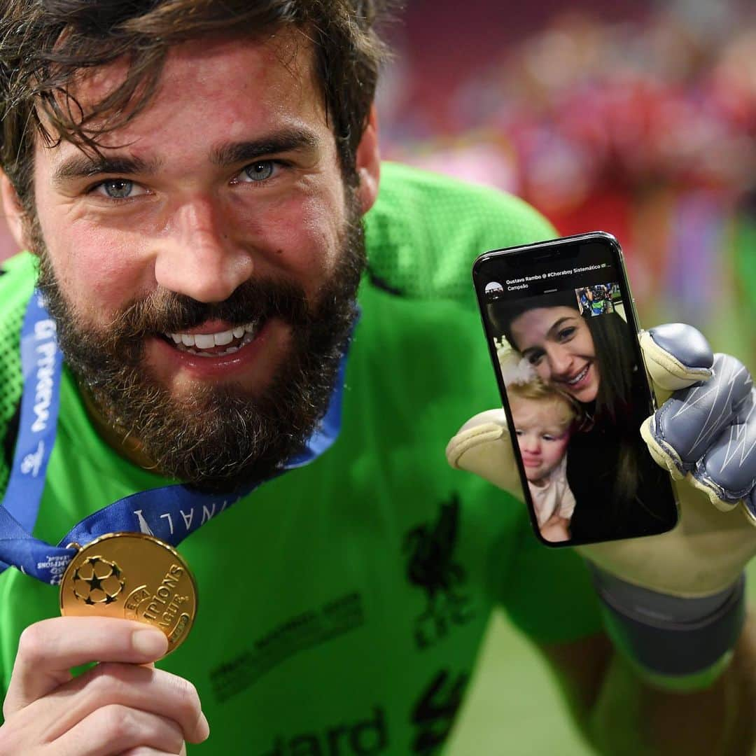 サッカーキングさんのインスタグラム写真 - (サッカーキングInstagram)「. Your Daddy did it!! （2019.06.01） . 📷Photo by Matthias Hangst/Getty Images . #アリソン #Alisson #AlissonBecker #AB1 #リヴァプール #Liverpool #LFC #youllneverwalkalone #YNWA #チャンピオンズリーグ #ChampionsLeague #UCL #UCLFinal #football #サッカーキング  #⚽️ #サッカー」6月3日 2時52分 - soccerkingjp