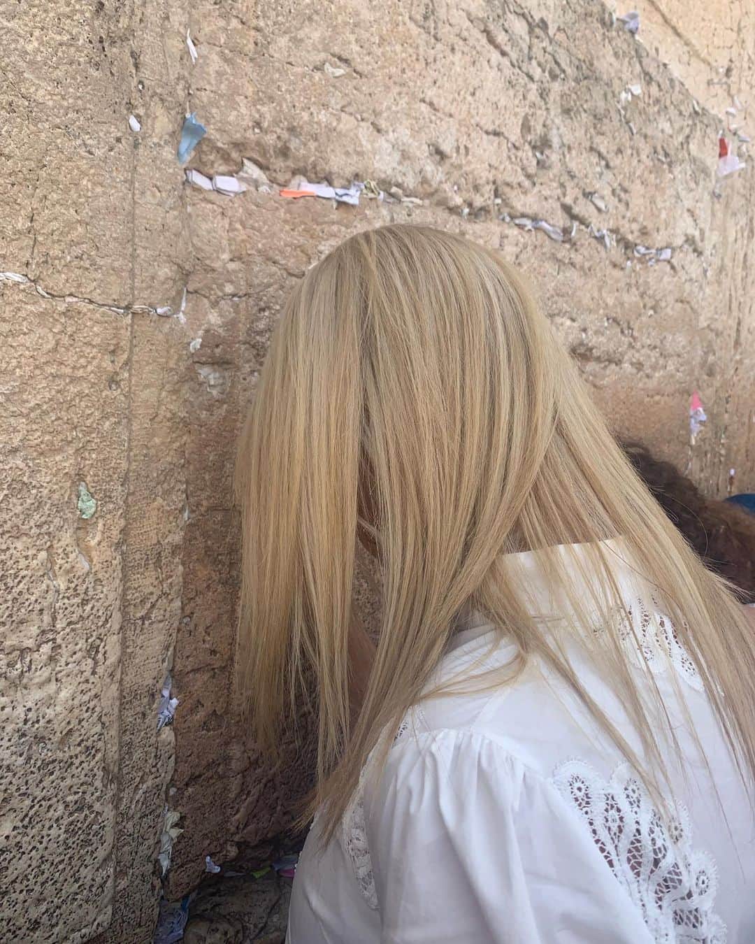 Ana Hickmannさんのインスタグラム写真 - (Ana HickmannInstagram)「Hora de agradecer e fazer novos pedidos( e deixar todos os bilhetes que trouxe do Brasil🥰) . Muro das Lamentações 🙏. #fé #anahickmann #jerusalem #recordtvisrael」6月3日 2時58分 - ahickmann