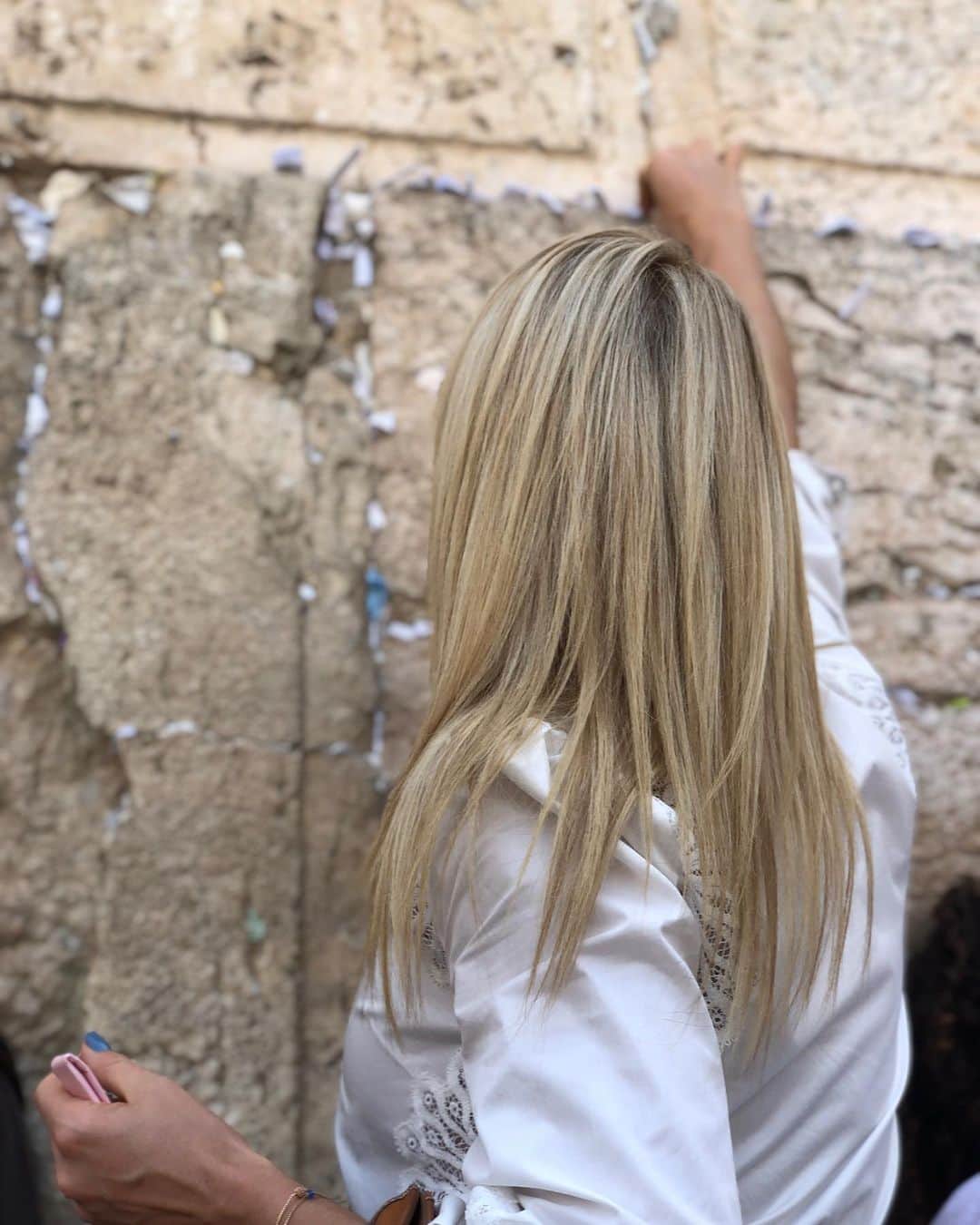 Ana Hickmannさんのインスタグラム写真 - (Ana HickmannInstagram)「Hora de agradecer e fazer novos pedidos( e deixar todos os bilhetes que trouxe do Brasil🥰) . Muro das Lamentações 🙏. #fé #anahickmann #jerusalem #recordtvisrael」6月3日 2時58分 - ahickmann