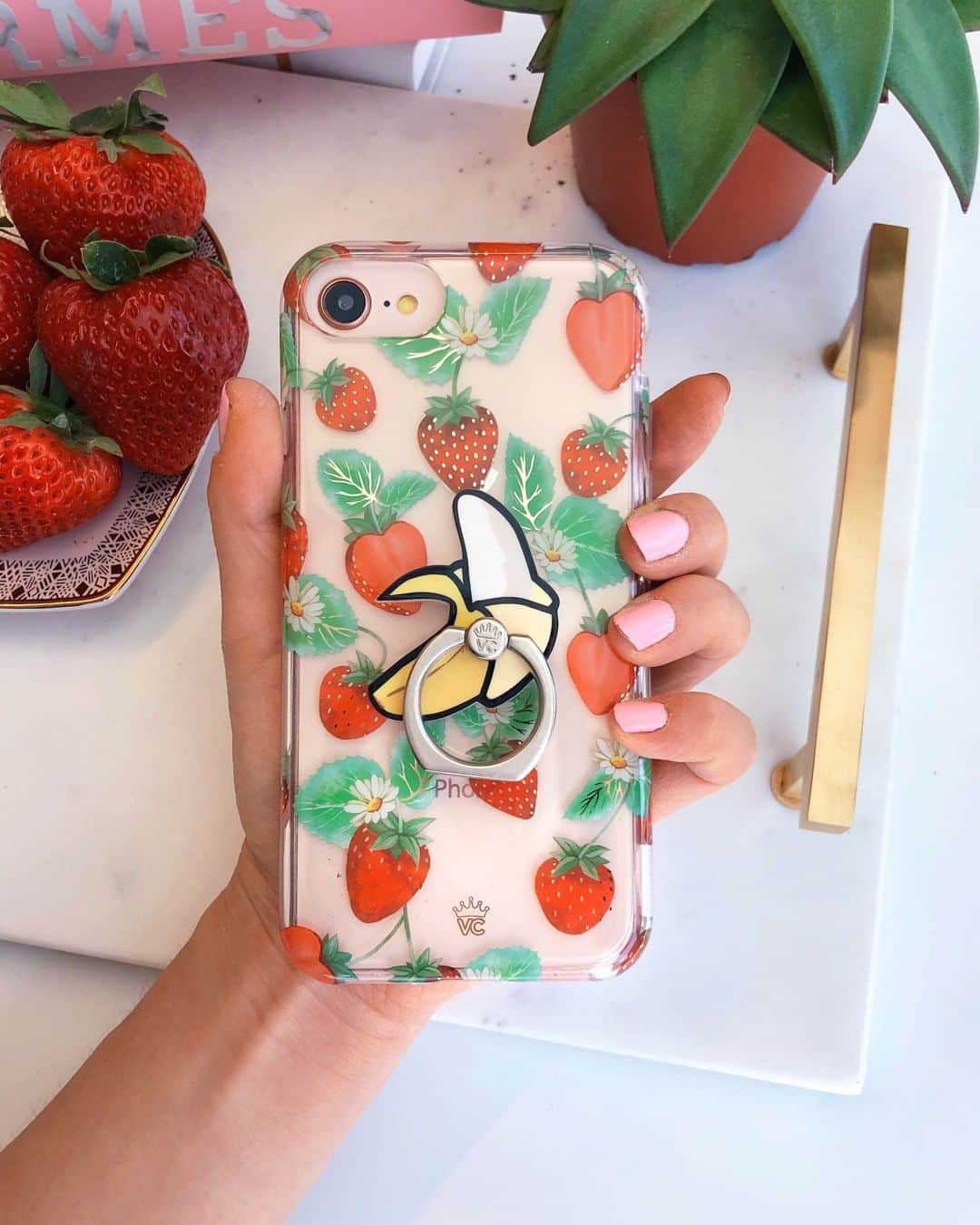 VELVETCAVIARさんのインスタグラム写真 - (VELVETCAVIARInstagram)「We are *berry* into this combo for the summer 🍓🍌😏 what do you think? Which grip ring would you style with our new Strawberry Fields Case? 👇🏻 comment below! #velvetcaviar」6月3日 3時00分 - velvetcaviar
