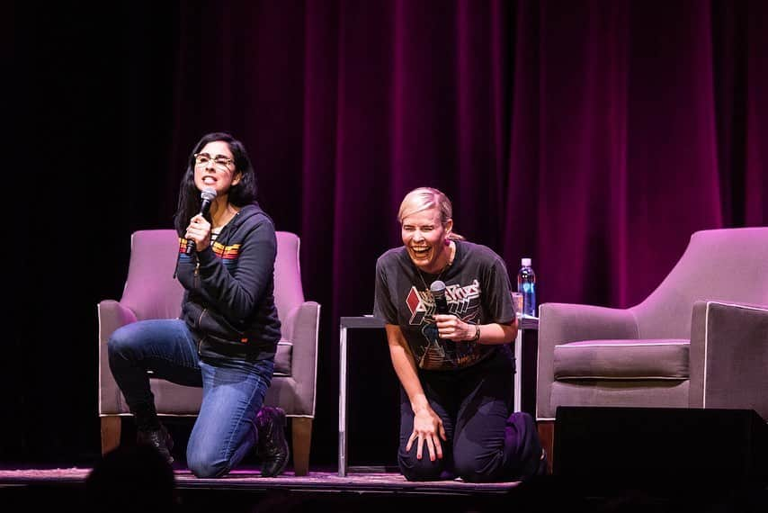 チェルシー・ハンドラーさんのインスタグラム写真 - (チェルシー・ハンドラーInstagram)「Sarah and I reenacting the time we both went to see Harvard’s Krokodiloes sing acapella and ended up on our knees. 🍊 #lifewillbethedeathofme @sarahkatesilverman 📷: @christuitephoto」6月3日 3時01分 - chelseahandler