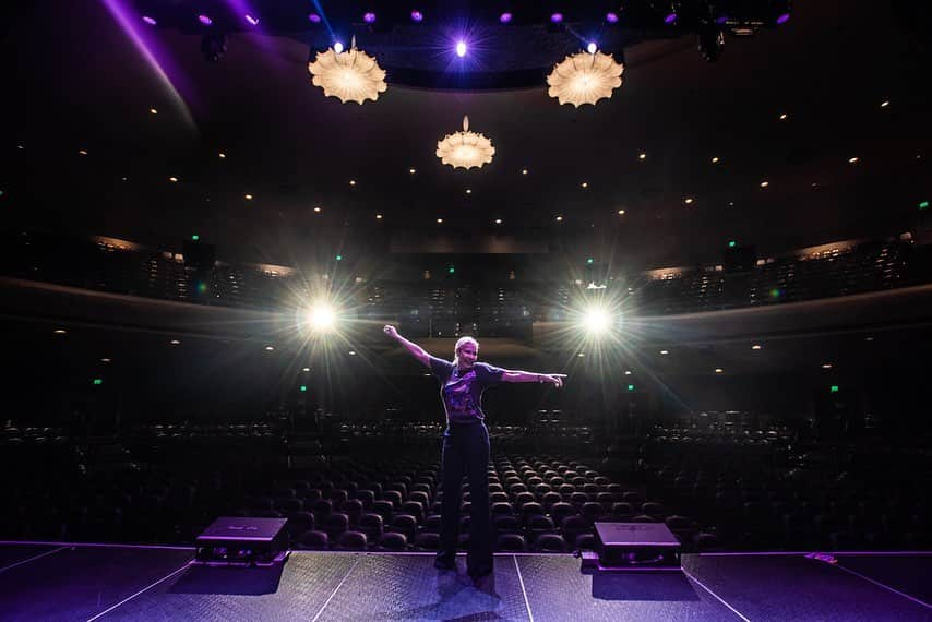 チェルシー・ハンドラーさんのインスタグラム写真 - (チェルシー・ハンドラーInstagram)「Sarah and I reenacting the time we both went to see Harvard’s Krokodiloes sing acapella and ended up on our knees. 🍊 #lifewillbethedeathofme @sarahkatesilverman 📷: @christuitephoto」6月3日 3時01分 - chelseahandler