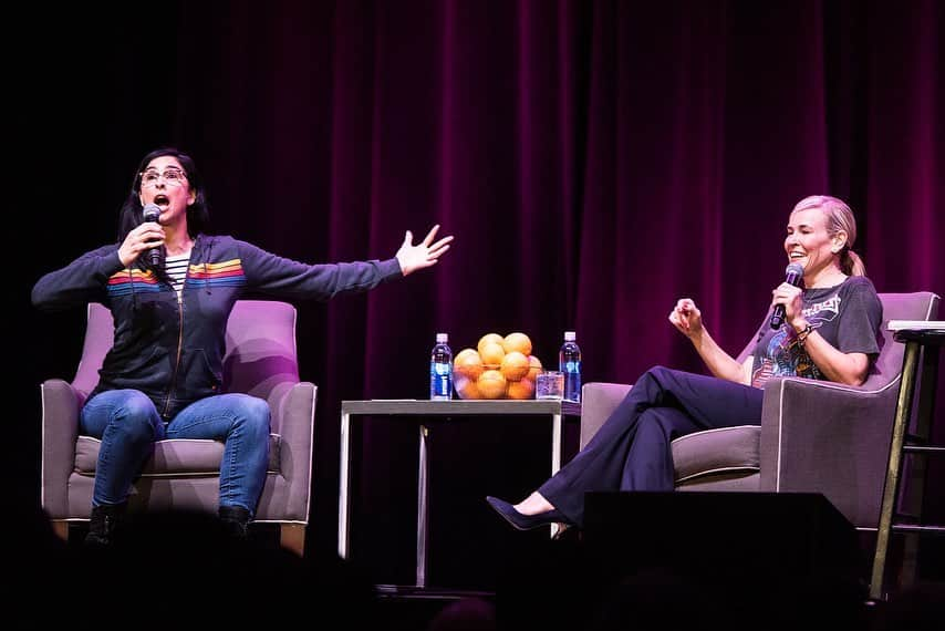 チェルシー・ハンドラーさんのインスタグラム写真 - (チェルシー・ハンドラーInstagram)「Sarah and I reenacting the time we both went to see Harvard’s Krokodiloes sing acapella and ended up on our knees. 🍊 #lifewillbethedeathofme @sarahkatesilverman 📷: @christuitephoto」6月3日 3時01分 - chelseahandler