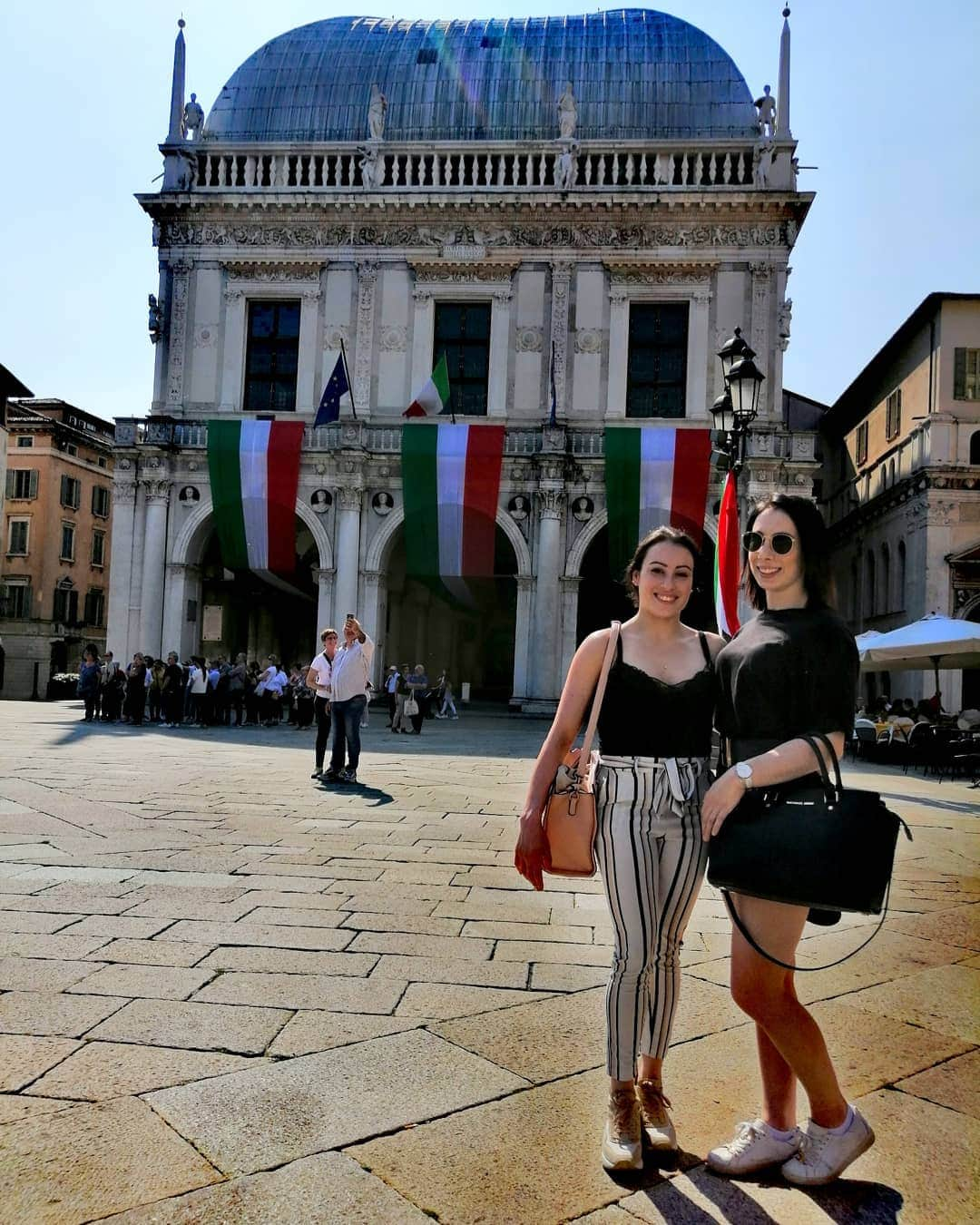 バネッサ・フェラーリさんのインスタグラム写真 - (バネッサ・フェラーリInstagram)「L'Italia e le sue meraviglie... ❤️🇮🇹@martina_rizzelli 💋 Come avete passato questo weekend di festa e di sole? 😚 Io ieri a #Napoli e oggi #Brescia ☀️😍 #leonessaditalia #vanessaferrari #gymnastics #italiateam #martinarizzelli #brescia #italy #brescia #Olympics #festadellarepubblica #2giugno #esercitoitaliano」6月3日 3時02分 - ferrarivany