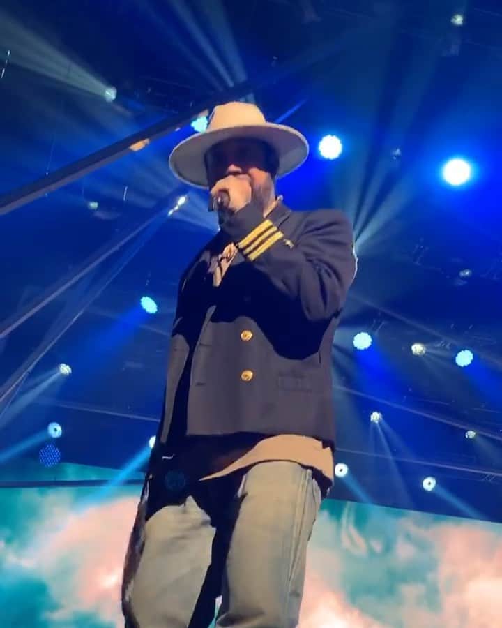 A.J.のインスタグラム：「Oslo was a blast the other night this tour has been incredible so far. Amazing to connect with fans who’ve been there along the entire journey... thank you for the videos @lovehi123」