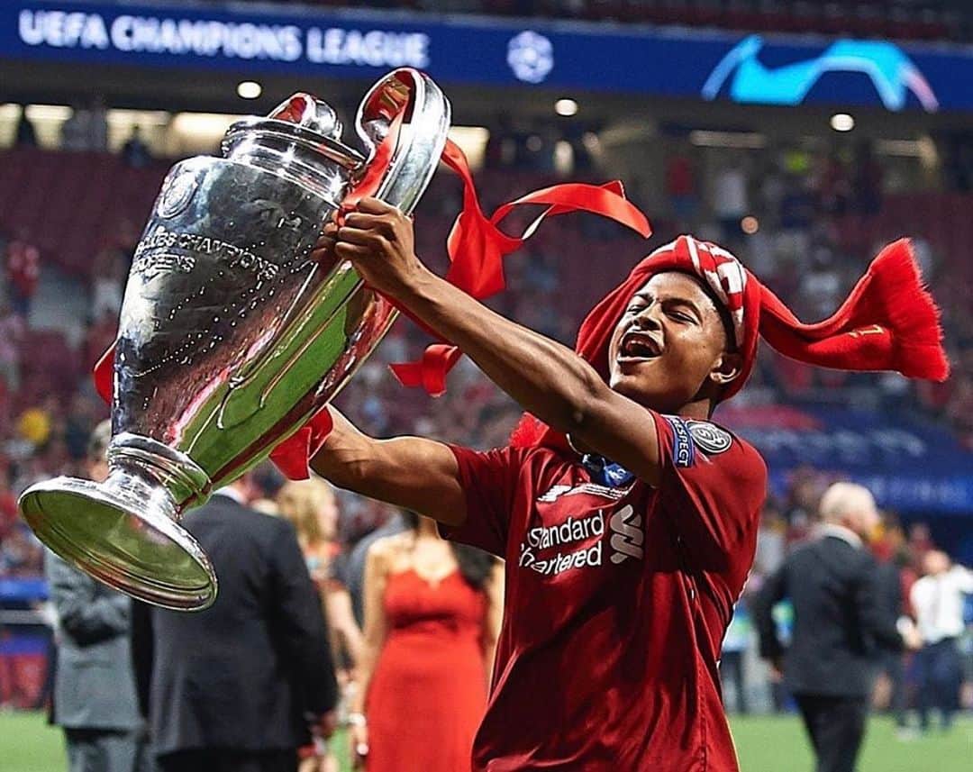 F2Freestylersのインスタグラム：「Not only a World Cup winner, now a UEFA Champions League Winner!!! 🏆🥇 It’s all madddd! Congratulations bro, still just 19 years old, can’t wait to see you banging goals next season 💯 @rhianbrewster @f2talent」