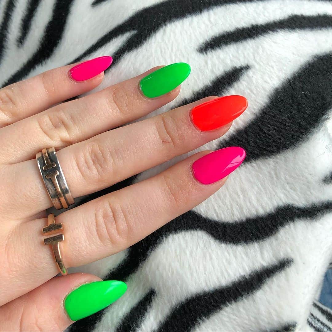 G・ハネリウスさんのインスタグラム写真 - (G・ハネリウスInstagram)「i’m wearing the @gpolishofficial Neon Collection in Viper, Twenty, and Caution💅🏻🤩 which one is your fave? the perfect summer shades!!! link in bio ⭐️」6月3日 3時22分 - ghannelius