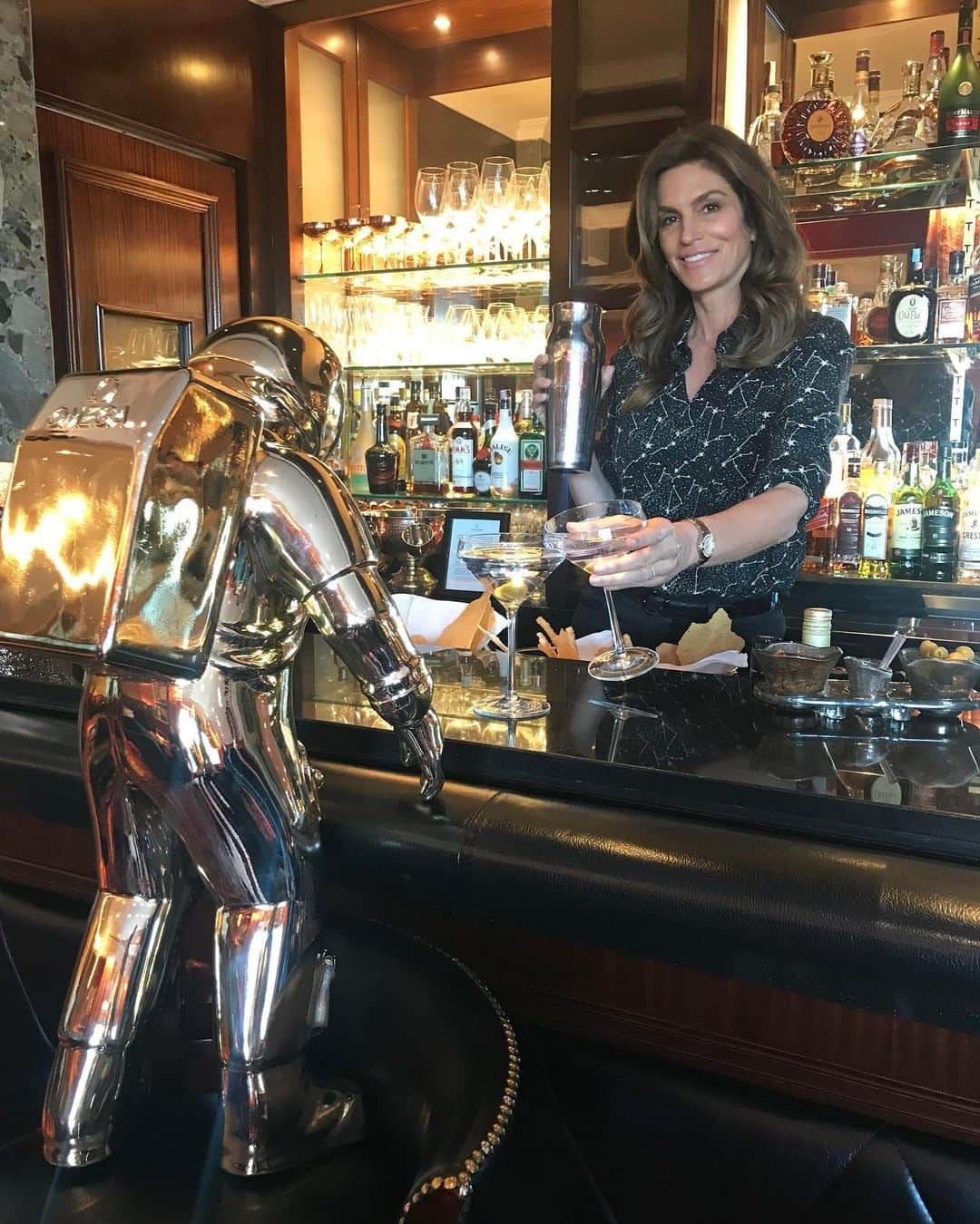 シンディ・クロフォードさんのインスタグラム写真 - (シンディ・クロフォードInstagram)「You come here often? Making small talk (and tequila martinis) with @OMEGA's golden astronaut made to celebrate the 50th Anniversary of the first lunar landing. #Moonwatch」6月3日 3時28分 - cindycrawford