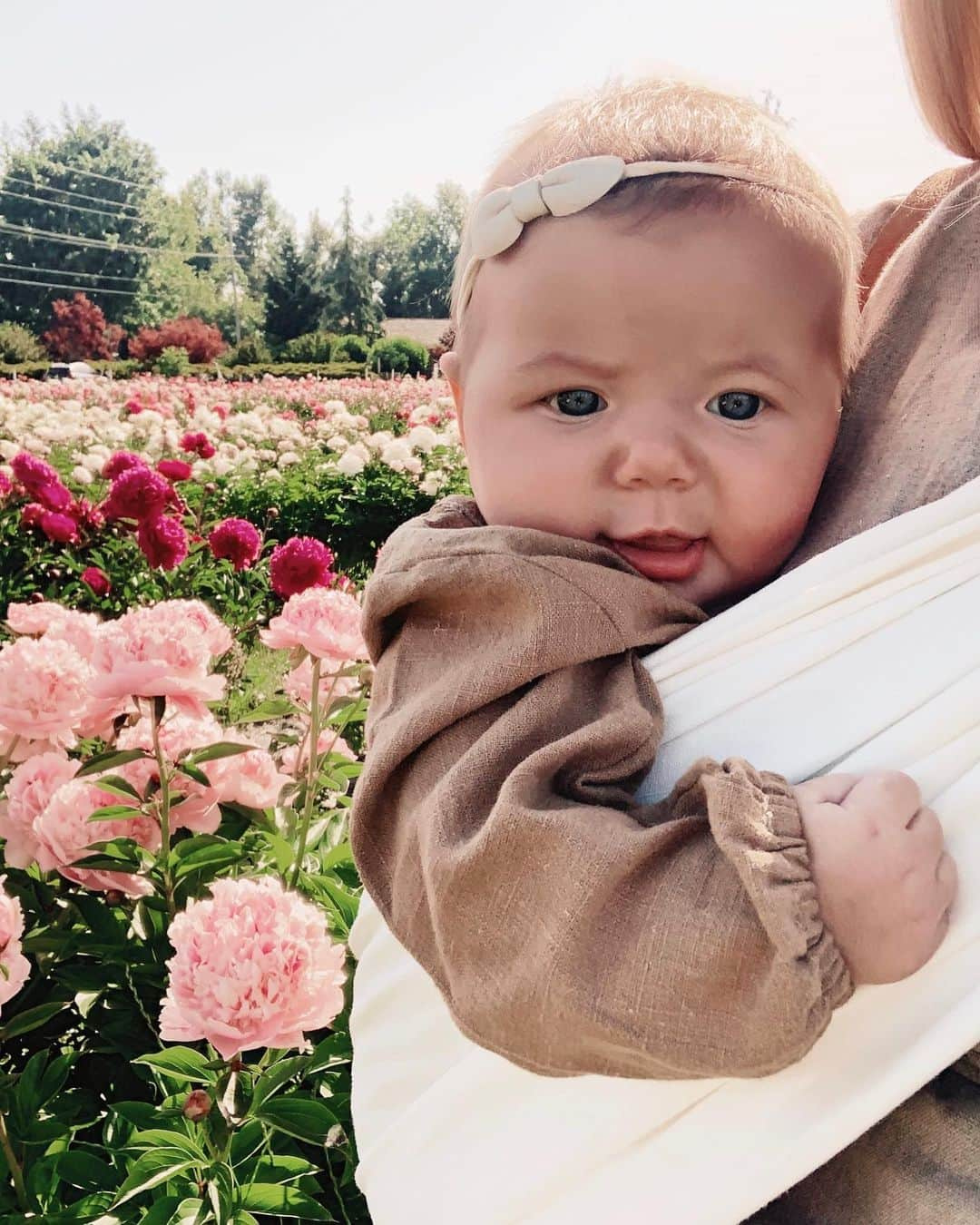 Amber Fillerup Clarkさんのインスタグラム写真 - (Amber Fillerup ClarkInstagram)「2/6 Let the balancing baby photos begin 👶🏼 it always cracks me up that babies like this 😂 Frankie’s second time here .. since last time I was pregnant with her but didn’t know yet 💓 *note the binky in @davidavidavid’s mouth」6月3日 3時39分 - amberfillerup