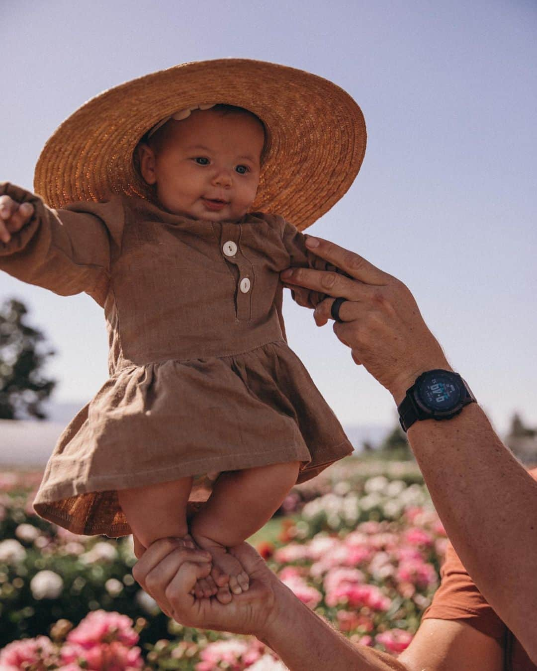 Amber Fillerup Clarkさんのインスタグラム写真 - (Amber Fillerup ClarkInstagram)「2/6 Let the balancing baby photos begin 👶🏼 it always cracks me up that babies like this 😂 Frankie’s second time here .. since last time I was pregnant with her but didn’t know yet 💓 *note the binky in @davidavidavid’s mouth」6月3日 3時39分 - amberfillerup