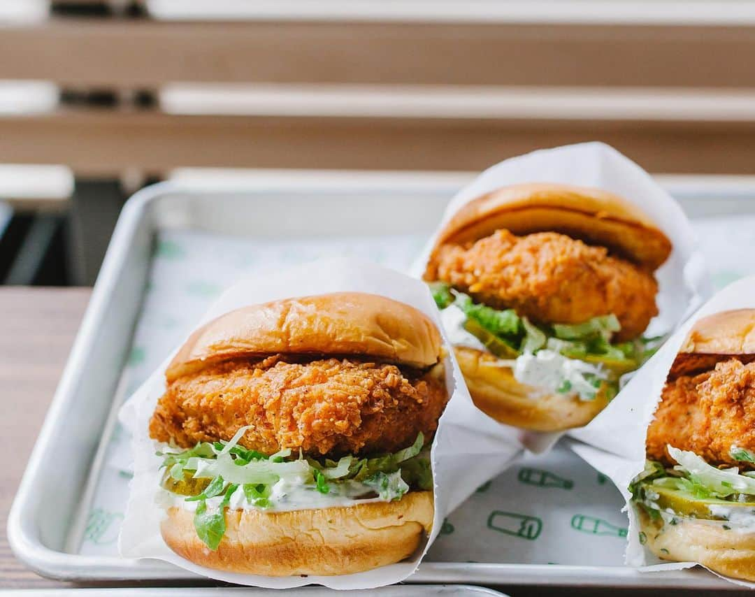 SHAKE SHACKさんのインスタグラム写真 - (SHAKE SHACKInstagram)「Three cheers for the Chick’n Shack! 👏 Tag the friends you’d devour this trio with. 👇 #shakeshack」6月3日 3時45分 - shakeshack