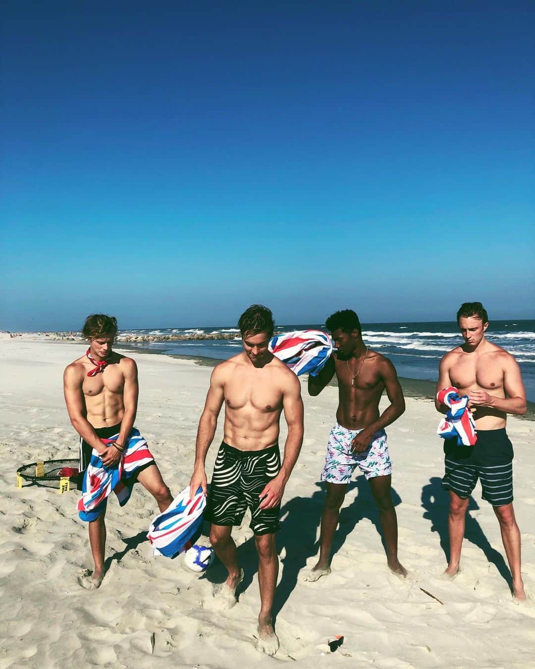 オースティン・ノースのインスタグラム：「Thx @netflix for the towels. Also really missing @chasestokes__ in this photo. #outerbanks」