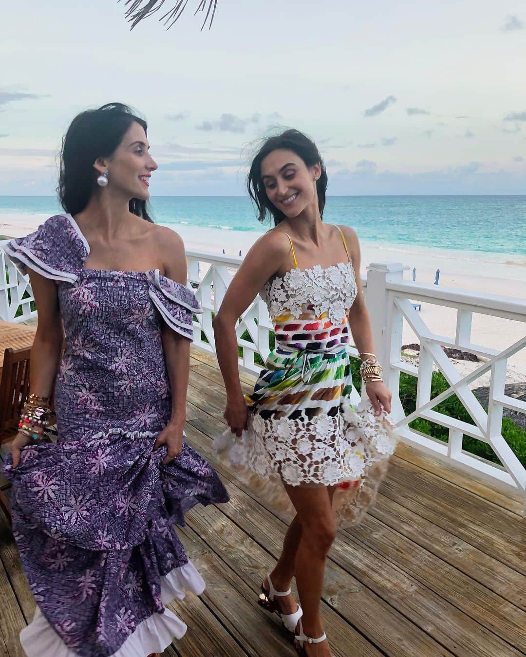 のインスタグラム：「Our #dannijotravels guide to Harbour Island, Bahamas is live! 🌴 Read up on our favorite places to eat, sleep, & shop on the island. 🌸 It was also the location of @danielleasnyder’s May wedding! 👰🏻 Click the link in our bio to read!」
