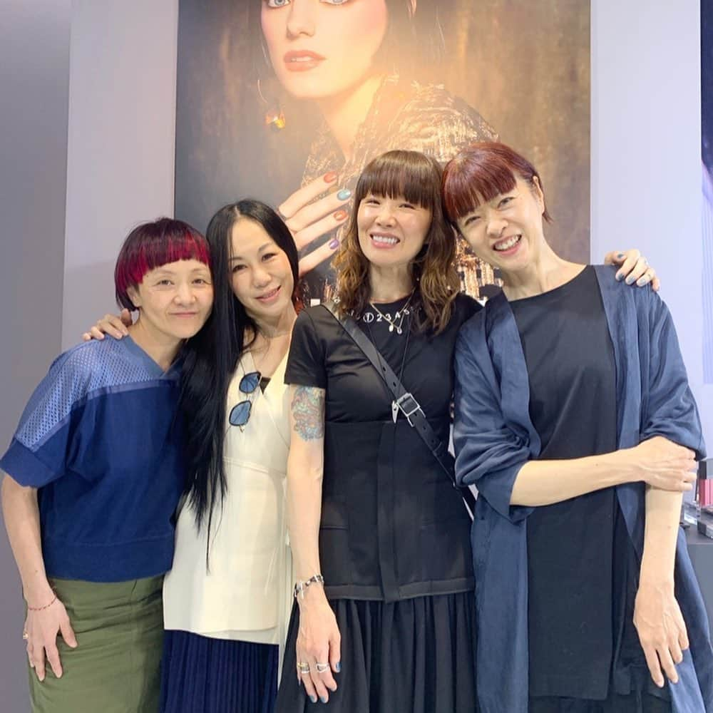 MICHIRUさんのインスタグラム写真 - (MICHIRUInstagram)「THREE  @threecosmetics 2019AW発表会のクリスタルの輝きを閉じ込めたカラー。 . なんと、この中には本物のクリスタルが入っているそう✨✨ . クリスタルの持つパワーや神秘的な輝きを瞳に唇に指先に。 まるでクリスタルを身につけるようにその光を味方に。 5つのアイパレットの引き込まれそうな色のシェードは使い方は自分次第で自由にクリエイションできるカラーとテクスチャー。 . 大好きなRieちゃん、美香さん、ユキちゃんと😍 . 8/7発売 . #THREEcosmetics 　#ディメンショナルヴィジョンアイパレット　 #collectiongirlsinamber  #crystalvision #2019awcosmetics #2019awコスメ #満ちるコスメ」6月2日 19時03分 - barbiemichiru