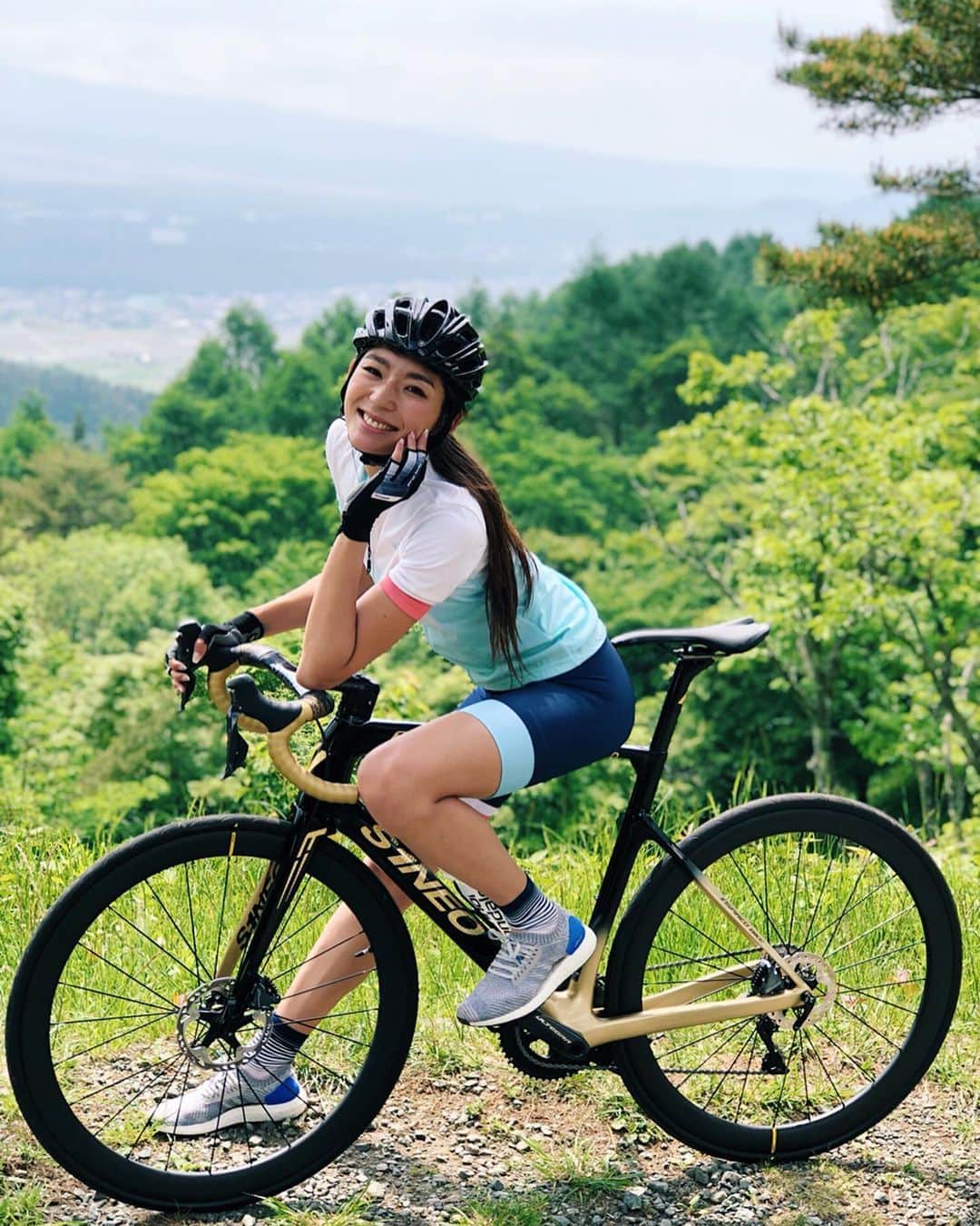 福田萌子さんのインスタグラム写真 - (福田萌子Instagram)「山中湖サイクリングツアーにゲストとして参加してきました。2日間かけて約120kmを走り美しい景色を満喫するコース🗻🚴‍♀️✨ 富士山を横目にロードレースのオリンピックコースに設定されている道を走ったり、名所を見て回ったりと盛りだくさん‼️ 1日目は山道が多かったのですが、2枚目の動画をみて頂けると分かる通り、今回は @besvjapan の貸し出しがあり、体力に差のある参加者の方達も同じスピードで登り坂を走る事が出来てあらためてe-bike(電動自転車)の素晴らしさを感じました👏👏👏 ・ 最後は明神峠という最大斜度20%の激坂を含む6kmのヒルクライム。 だいぶ蛇行しましたが登りきれて達成感😊 やまなかこサイクリングチームの選手たちにアシストしてもらいしっかりと景色も楽しみました✨ サイクリングロードも広くて空気も美味しい、都内から80kmで来れる距離なので週末サイクリングにはぴったりです🌲🐾 ・ Wearing @pearlizumijapan 👟 @adidastokyo  Riding @s1neo_japon  #yamanakako #mtfuji #sportstraveler #スポーツトラベラー」6月2日 19時04分 - moekofukuda